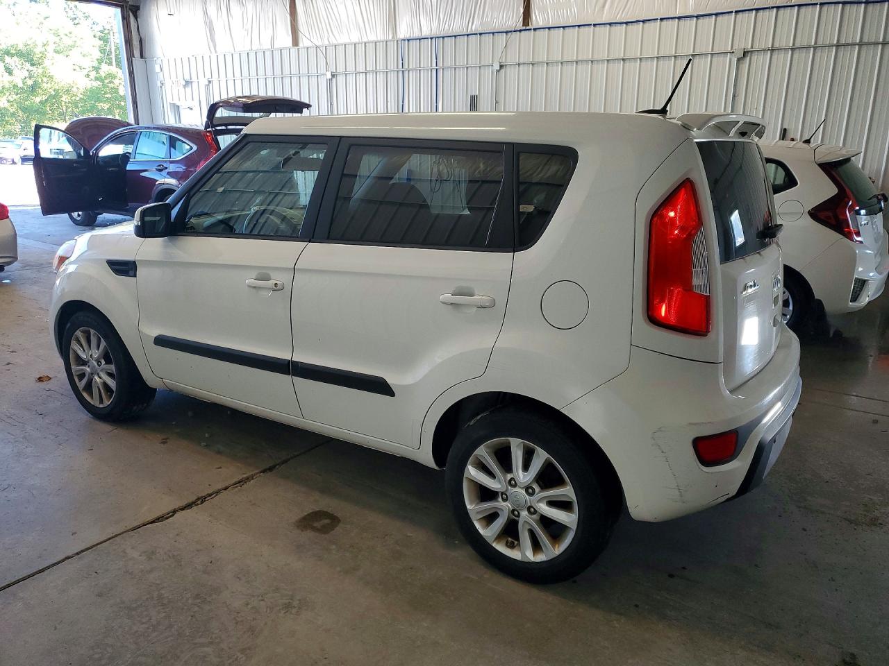 2012 Kia Soul + White vin: KNDJT2A68C7426413