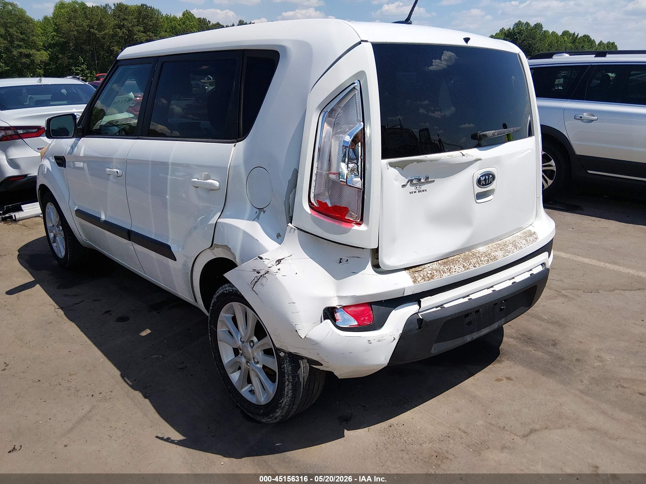 2012 Kia Soul + White vin: KNDJT2A68C7464451