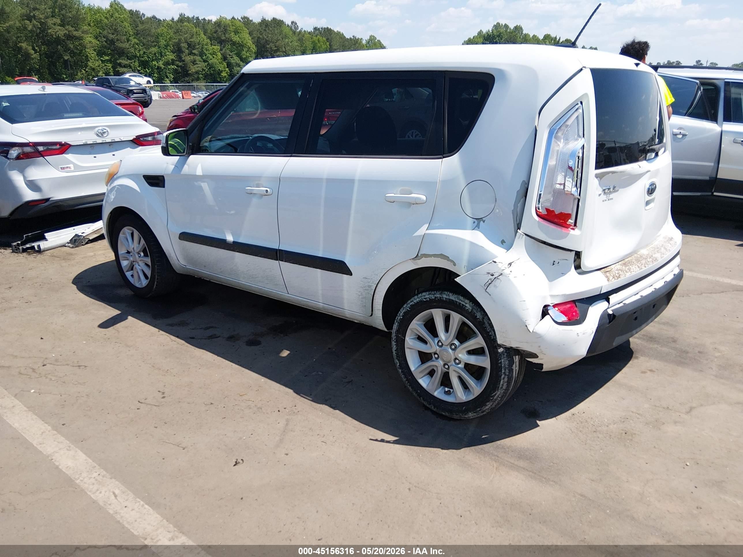 2012 Kia Soul + White vin: KNDJT2A68C7464451