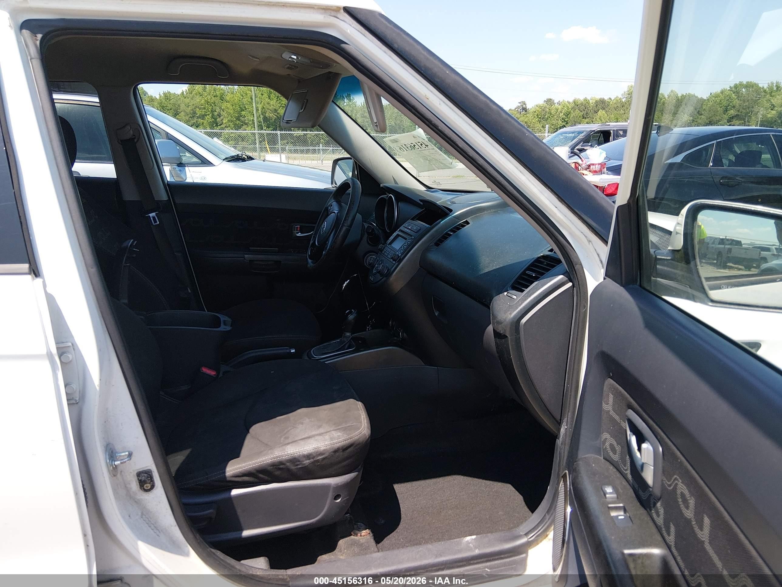 2012 Kia Soul + White vin: KNDJT2A68C7464451