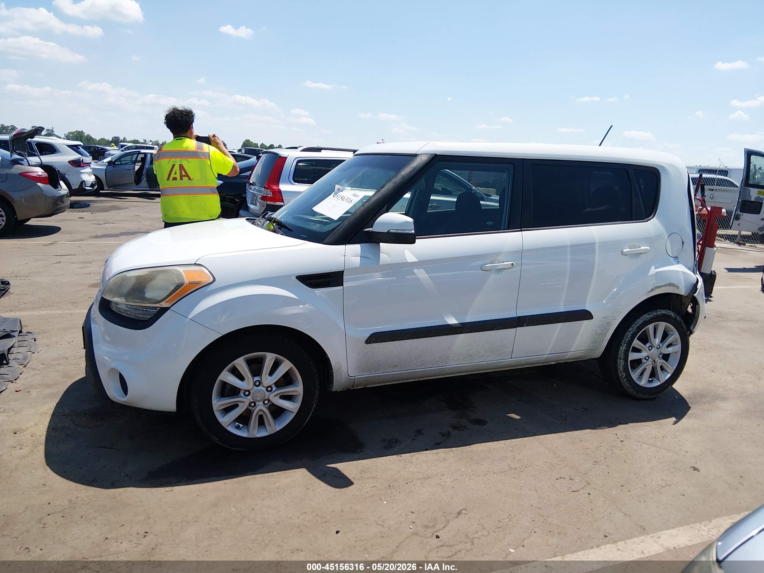 2012 Kia Soul + White vin: KNDJT2A68C7464451
