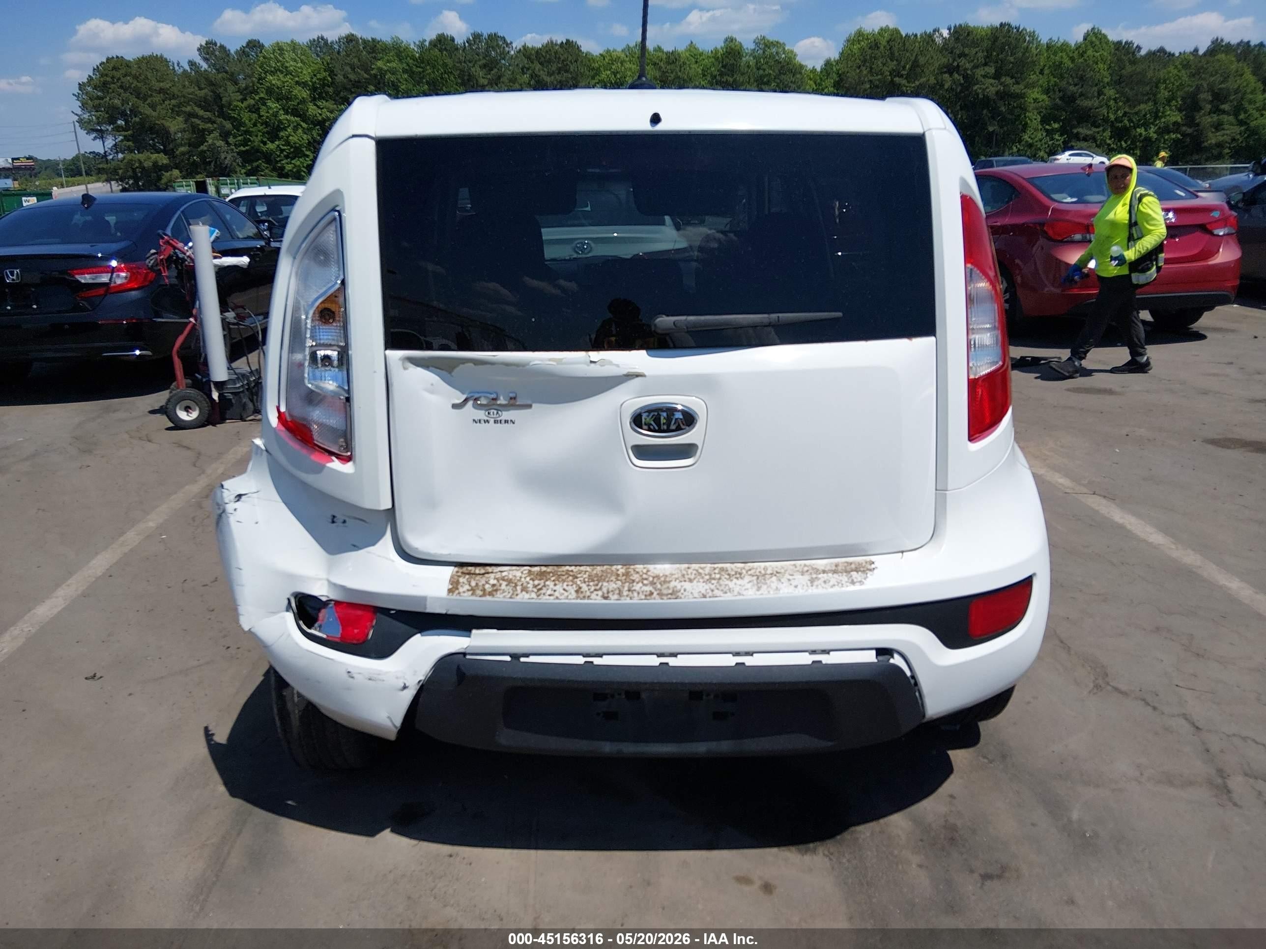 2012 Kia Soul + White vin: KNDJT2A68C7464451