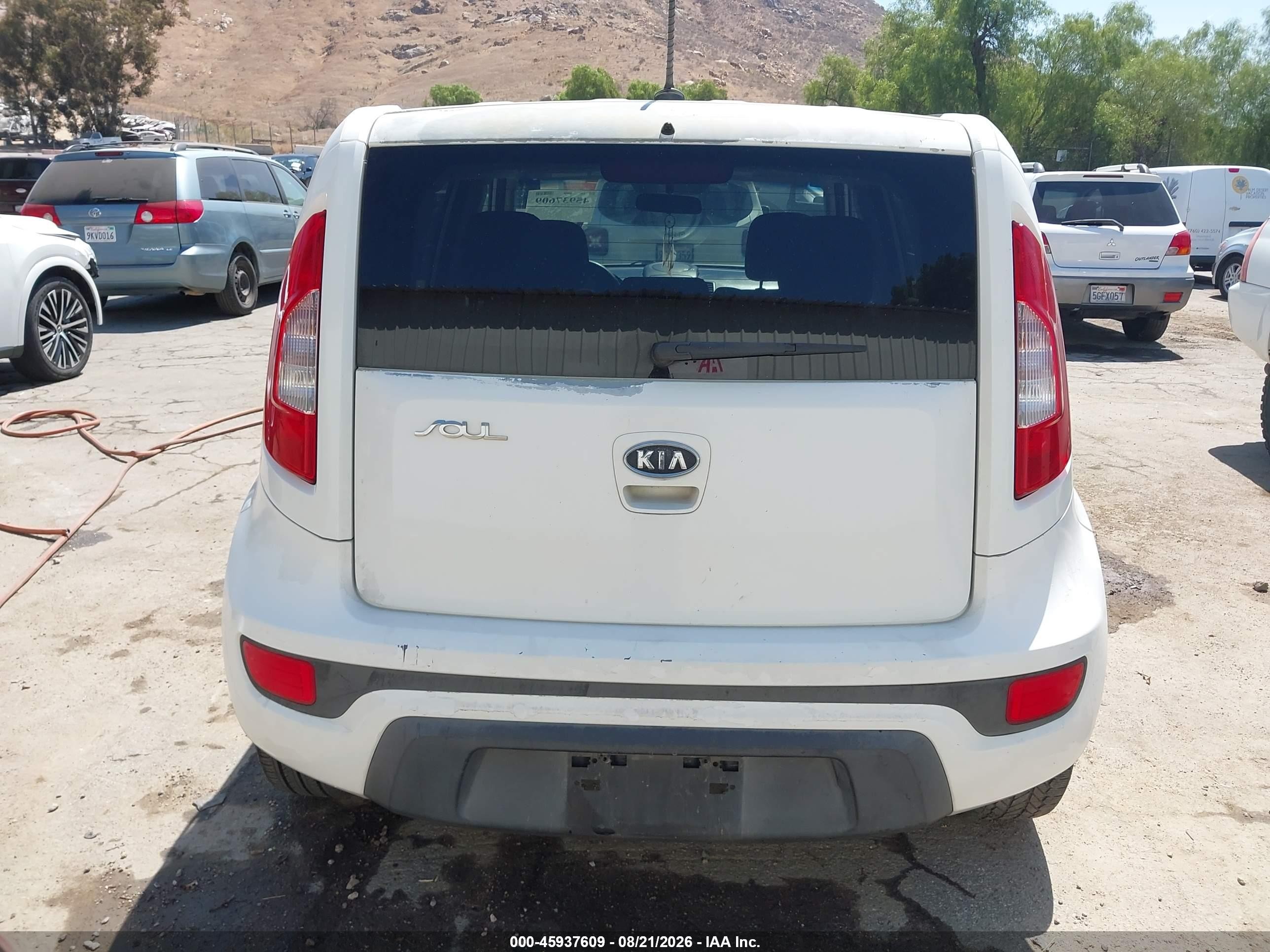 2012 Kia Soul + White vin: KNDJT2A68C7465308