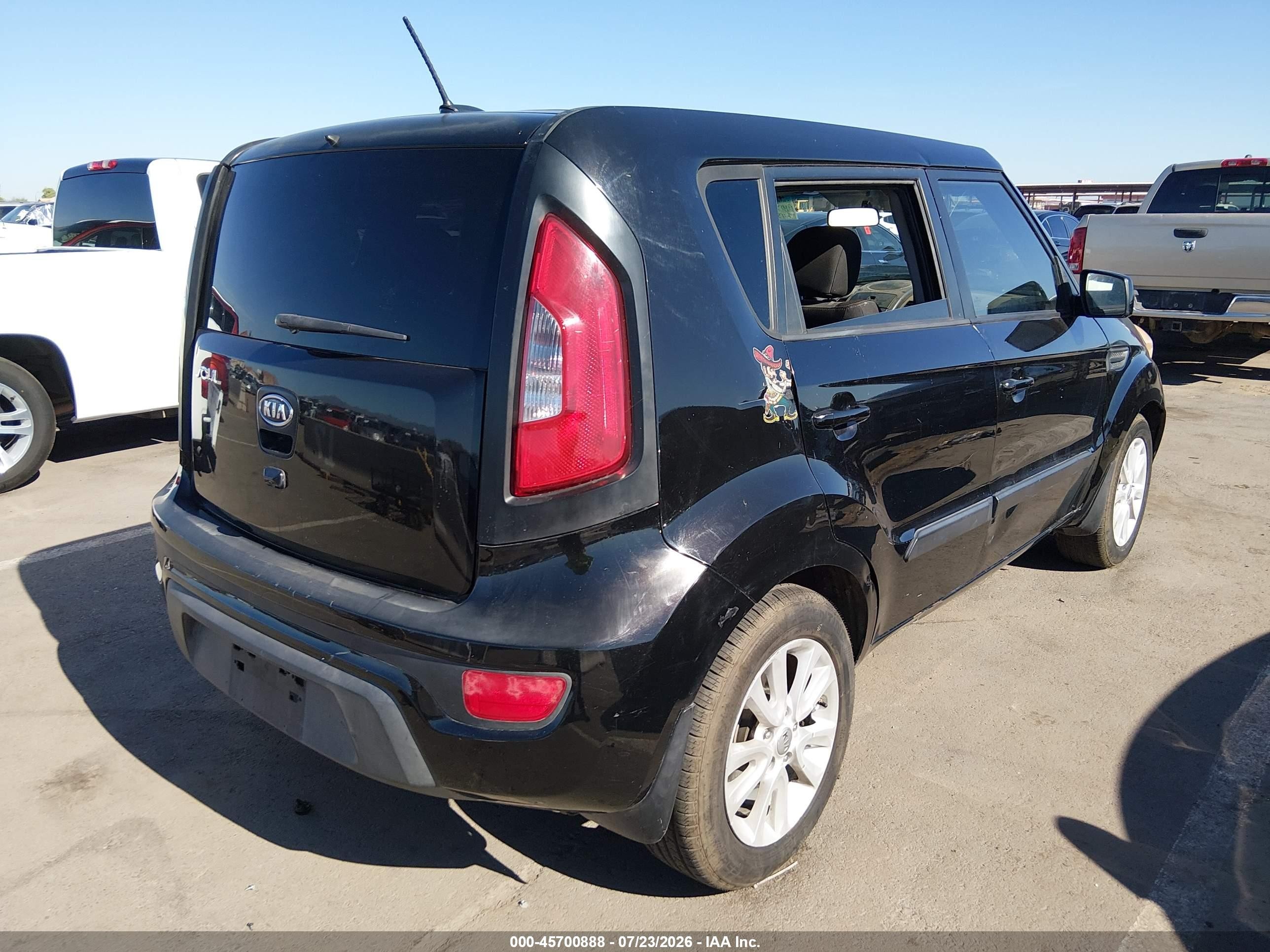 2012 Kia Soul + Black vin: KNDJT2A68C7743396