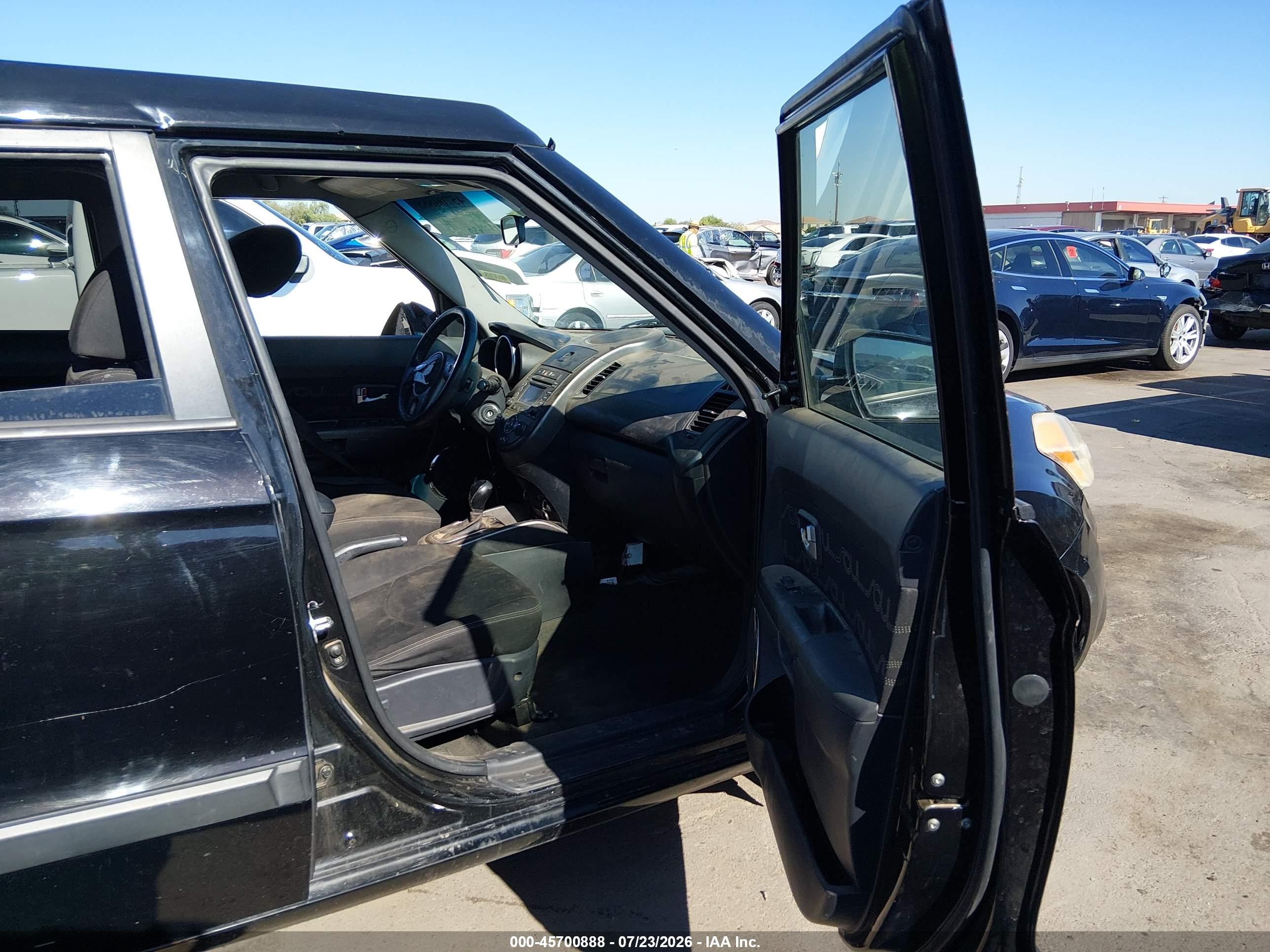 2012 Kia Soul + Black vin: KNDJT2A68C7743396