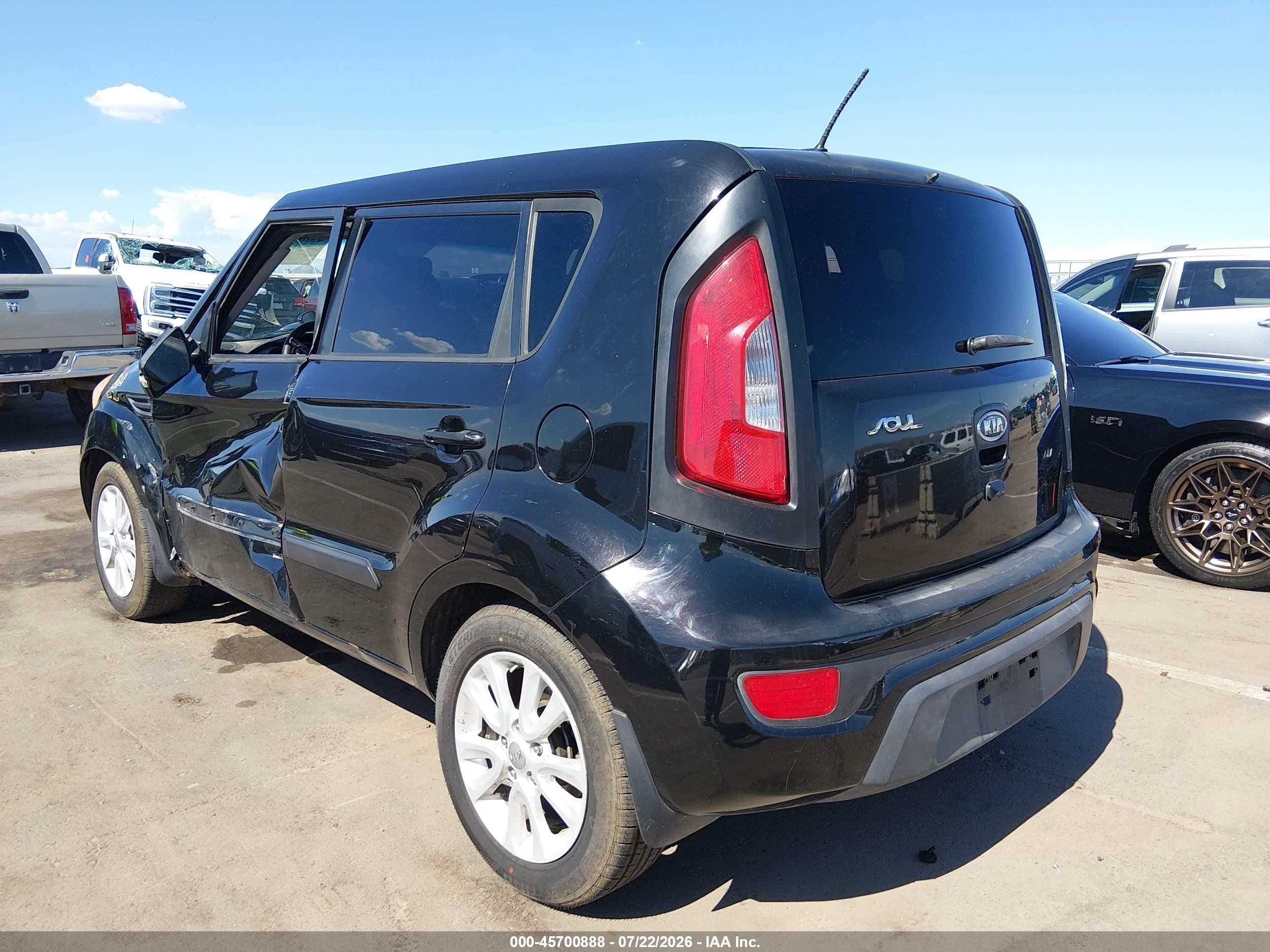 2012 Kia Soul + Black vin: KNDJT2A68C7743396