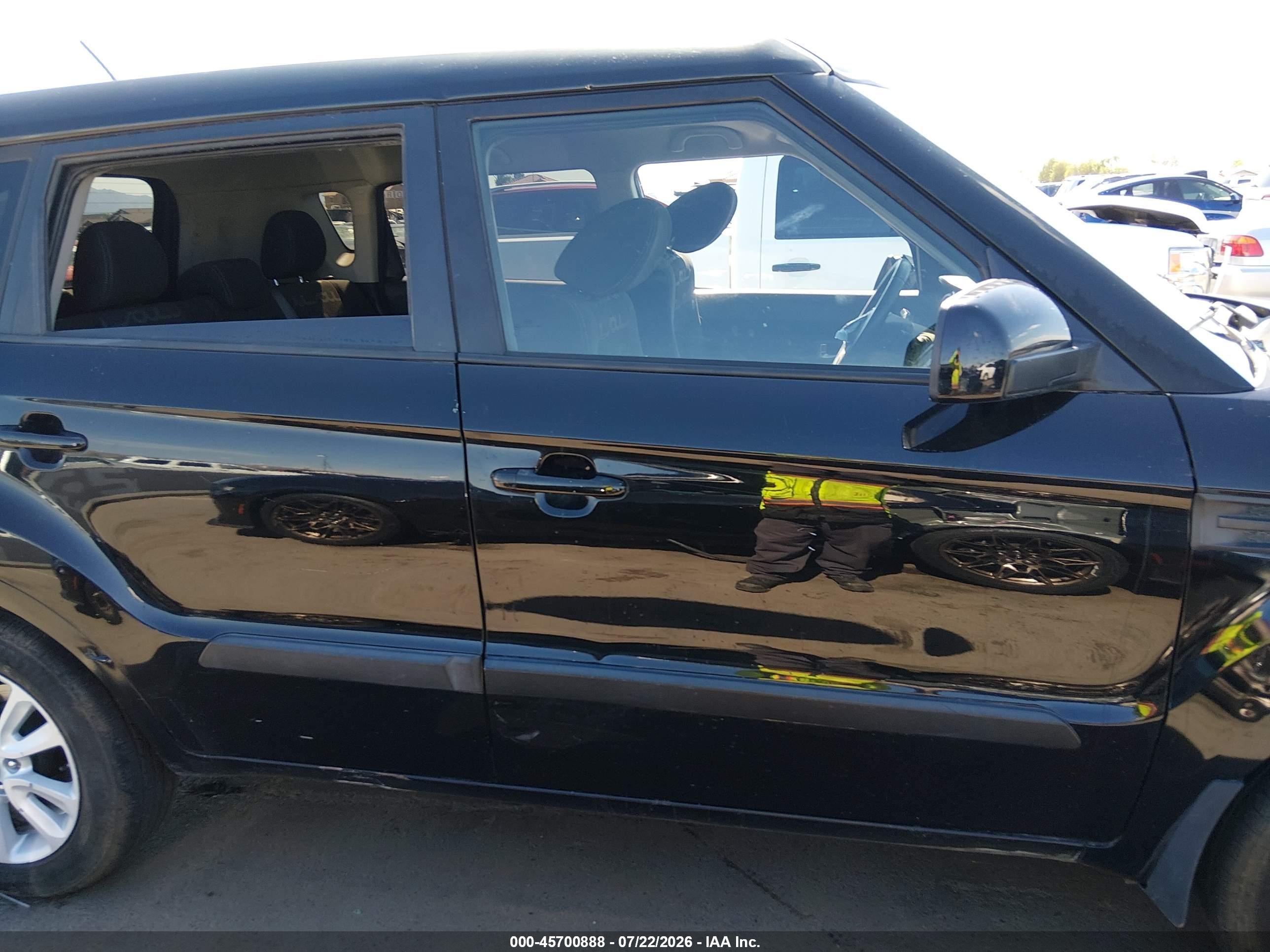 2012 Kia Soul + Black vin: KNDJT2A68C7743396