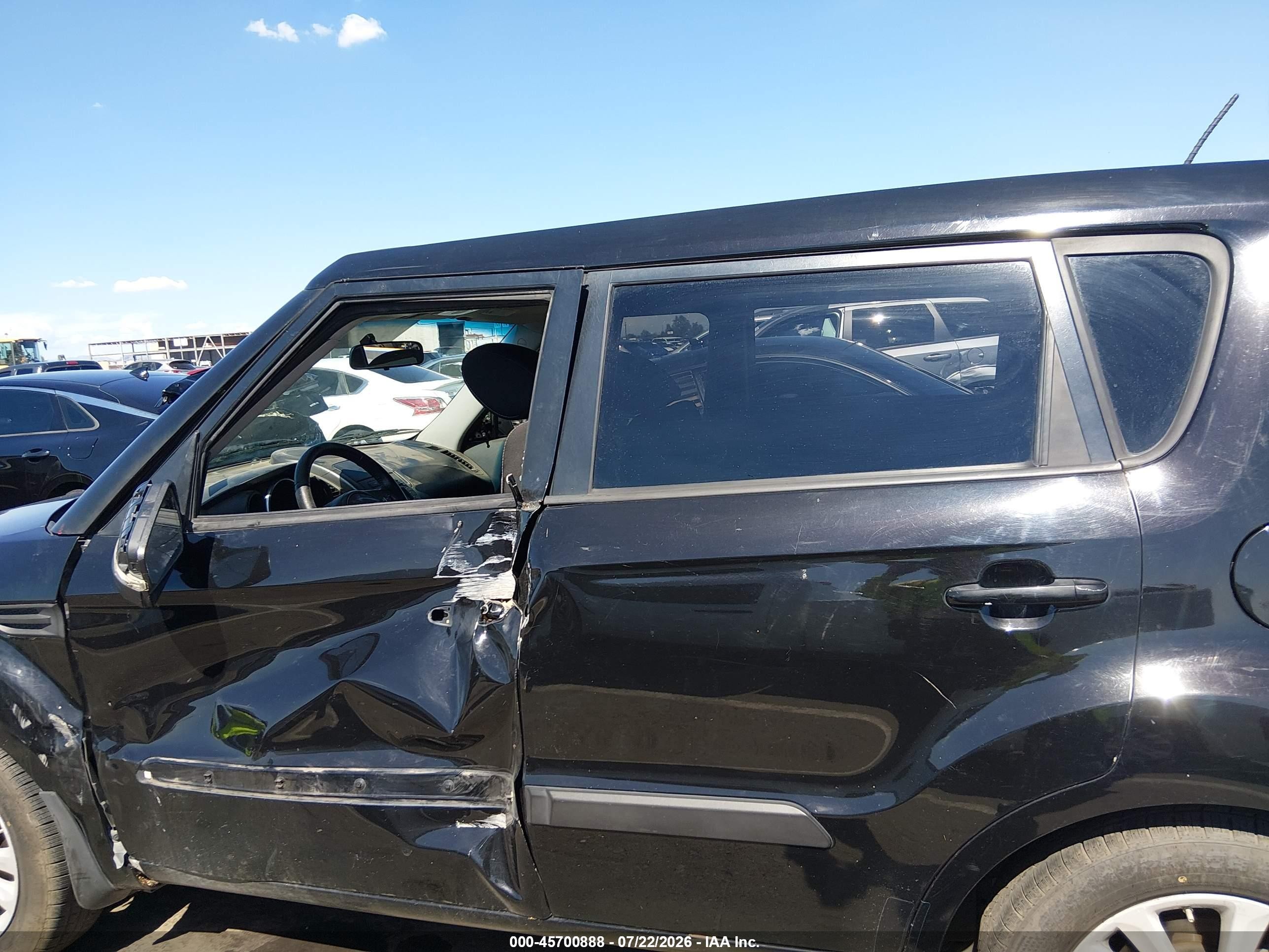 2012 Kia Soul + Black vin: KNDJT2A68C7743396