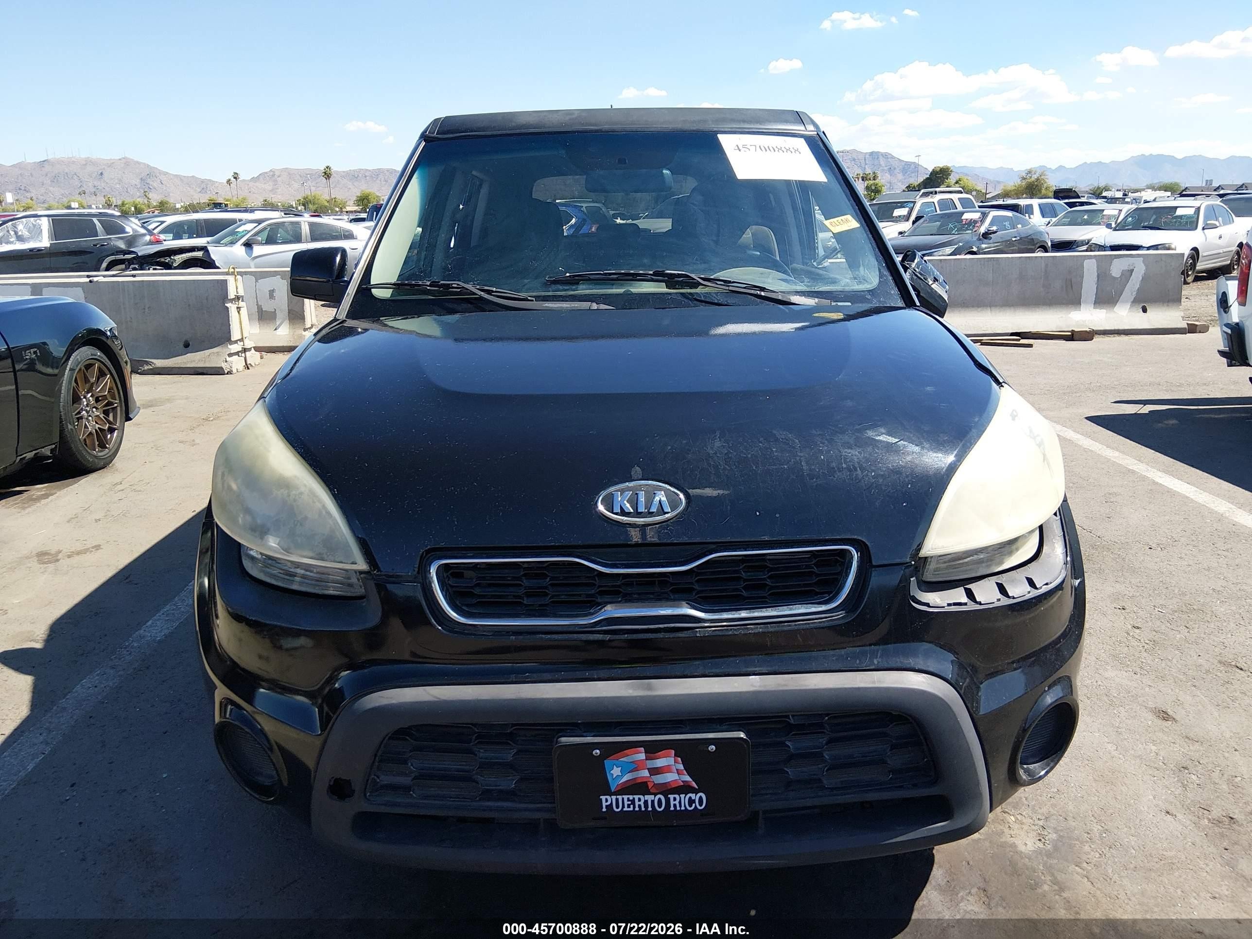 2012 Kia Soul + Black vin: KNDJT2A68C7743396