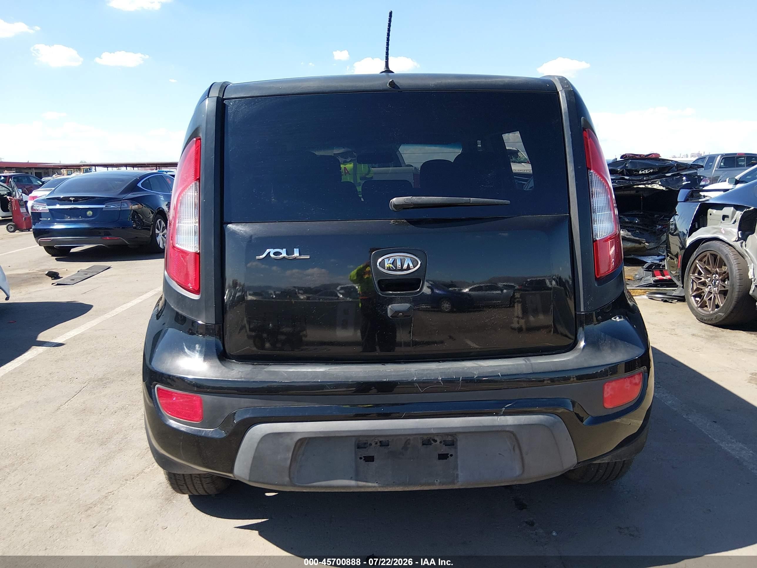 2012 Kia Soul + Black vin: KNDJT2A68C7743396