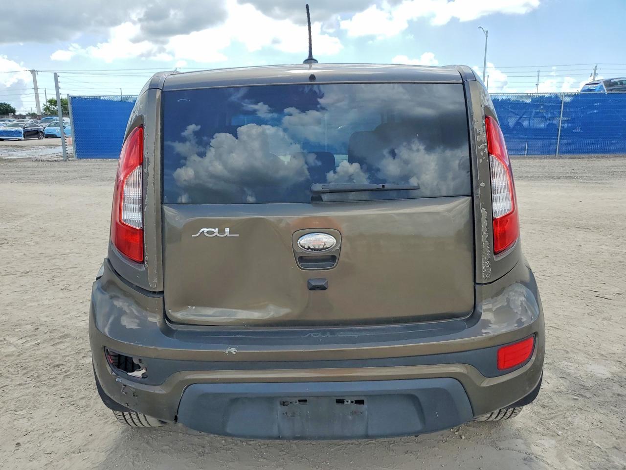 2013 Kia Soul Green vin: KNDJT2A68D7485253