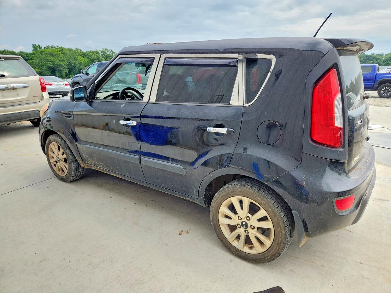 2013 Kia Soul + Black vin: KNDJT2A68D7506330