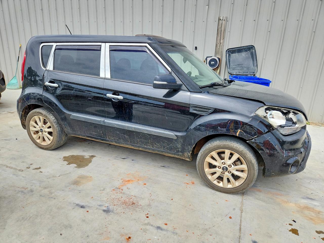 2013 Kia Soul + Black vin: KNDJT2A68D7506330