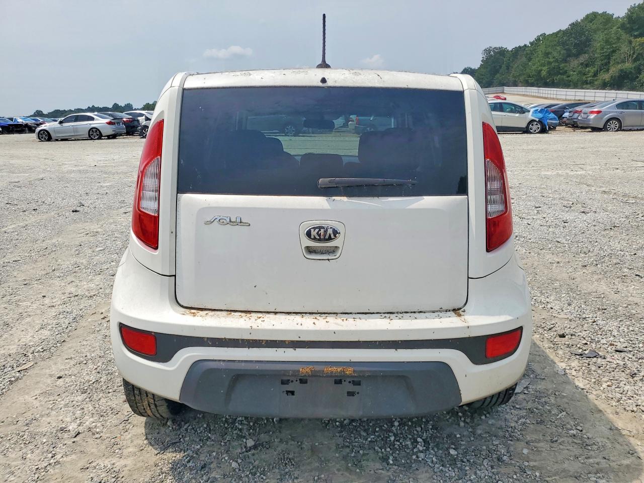 2013 Kia Soul + White vin: KNDJT2A68D7523452
