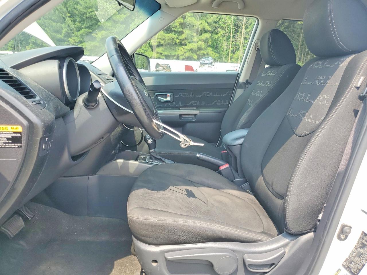 2013 Kia Soul + White vin: KNDJT2A68D7523452