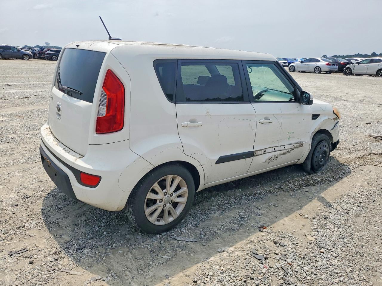 2013 Kia Soul + White vin: KNDJT2A68D7523452