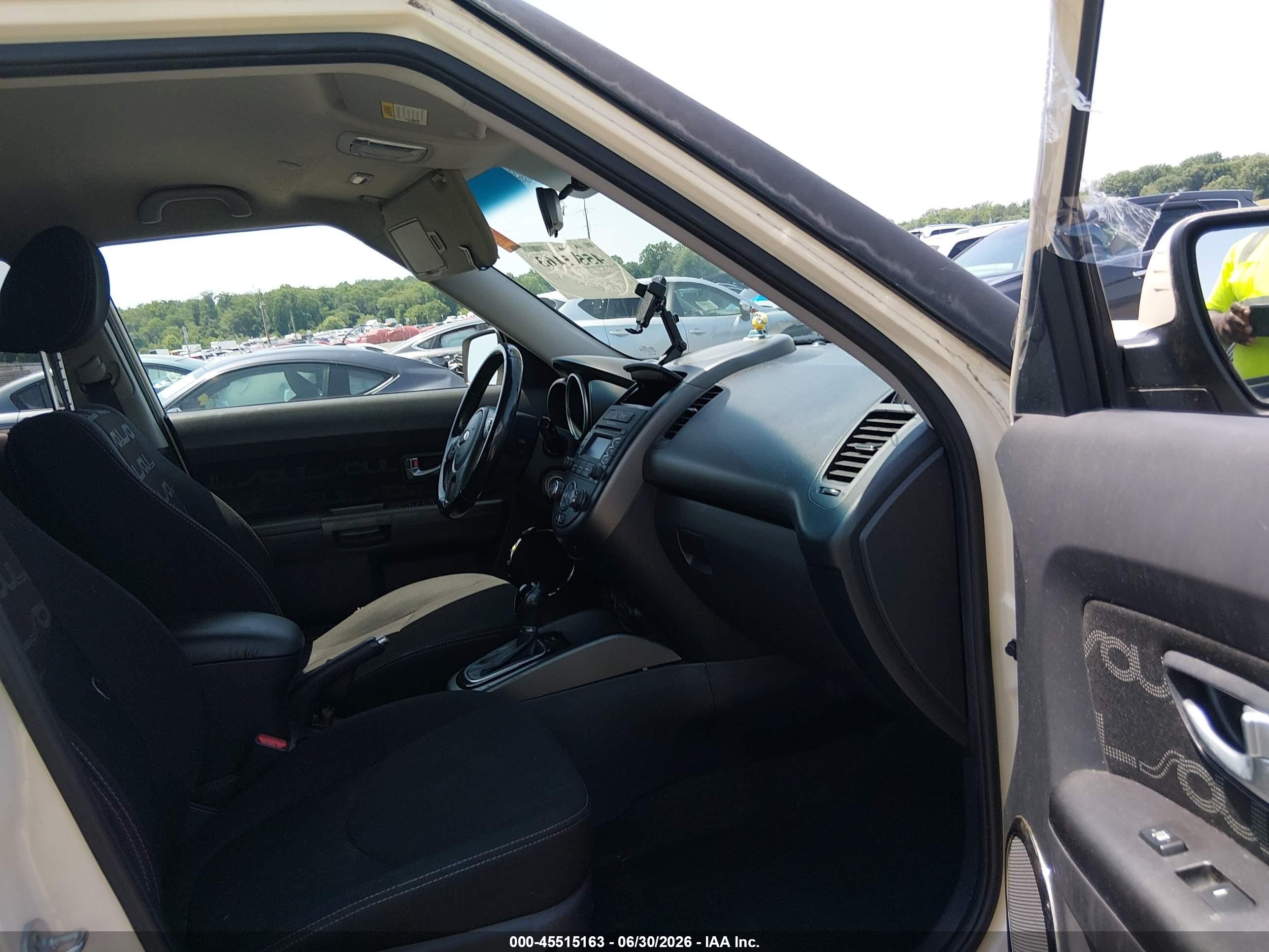 2013 Kia Soul + Cream vin: KNDJT2A68D7528604
