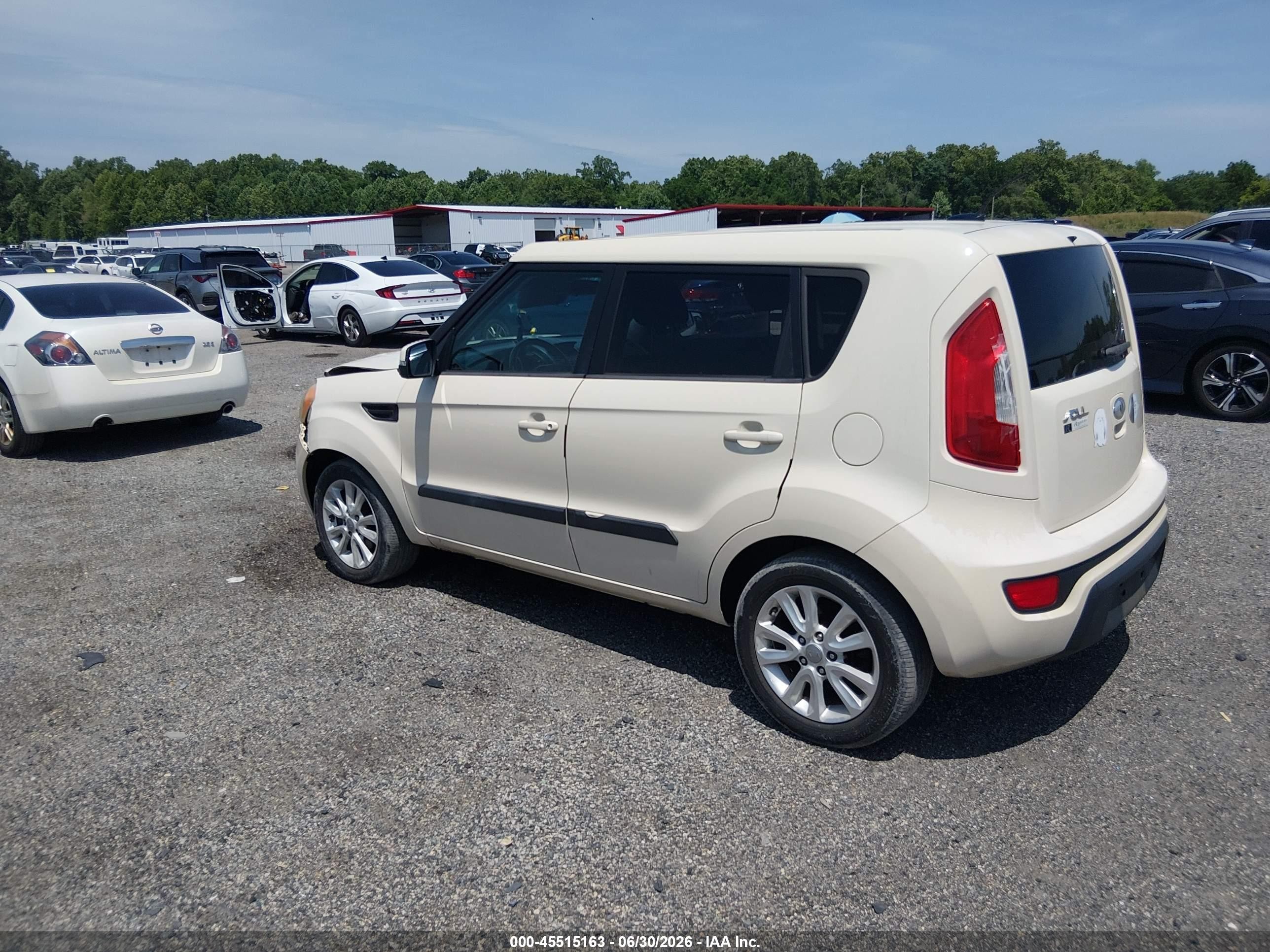 2013 Kia Soul + Cream vin: KNDJT2A68D7528604