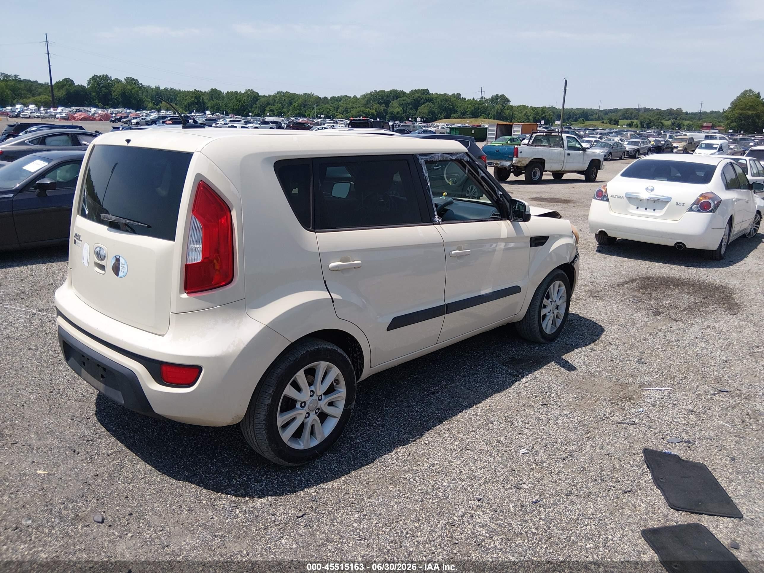 2013 Kia Soul + Cream vin: KNDJT2A68D7528604