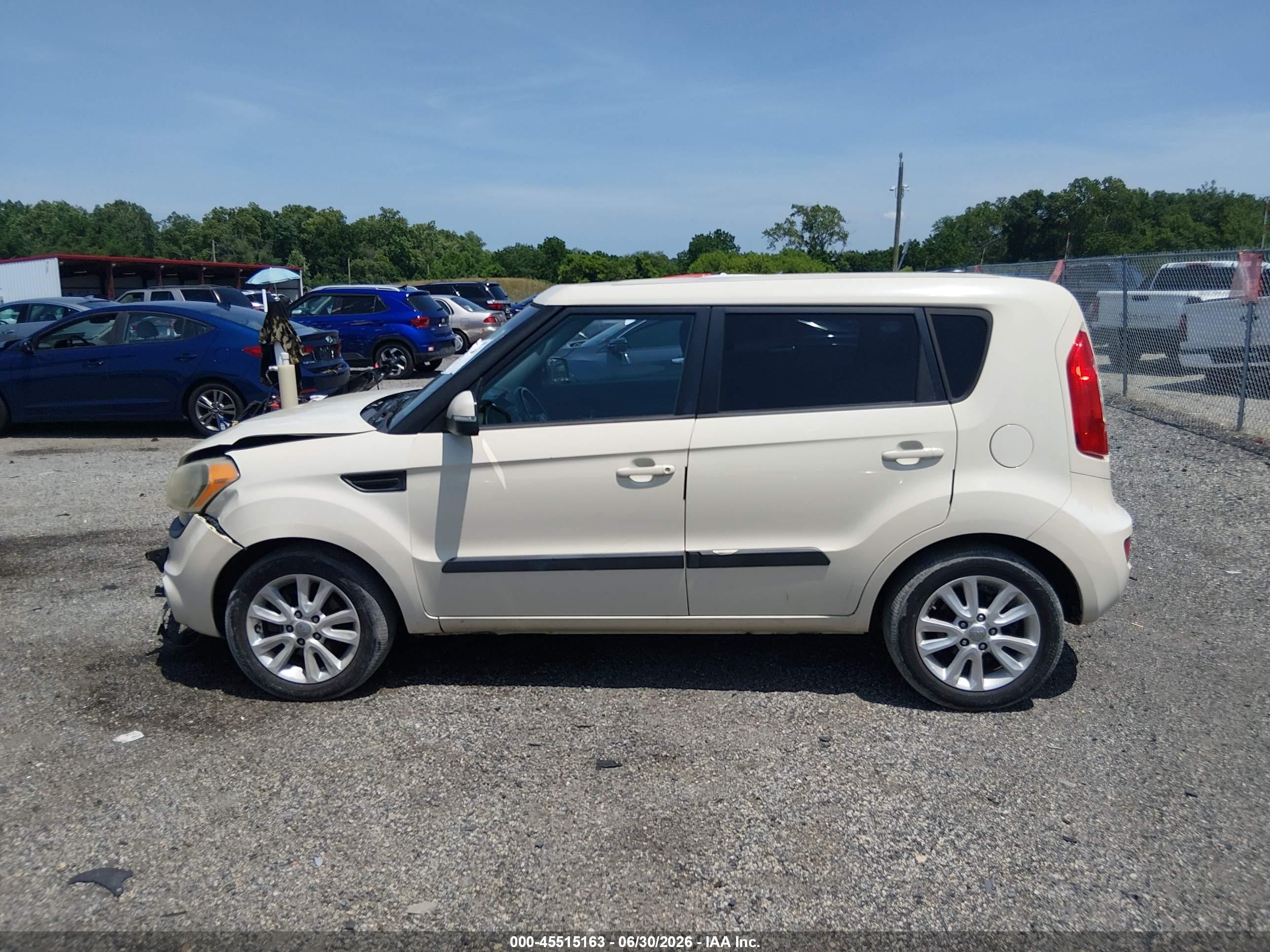 2013 Kia Soul + Cream vin: KNDJT2A68D7528604