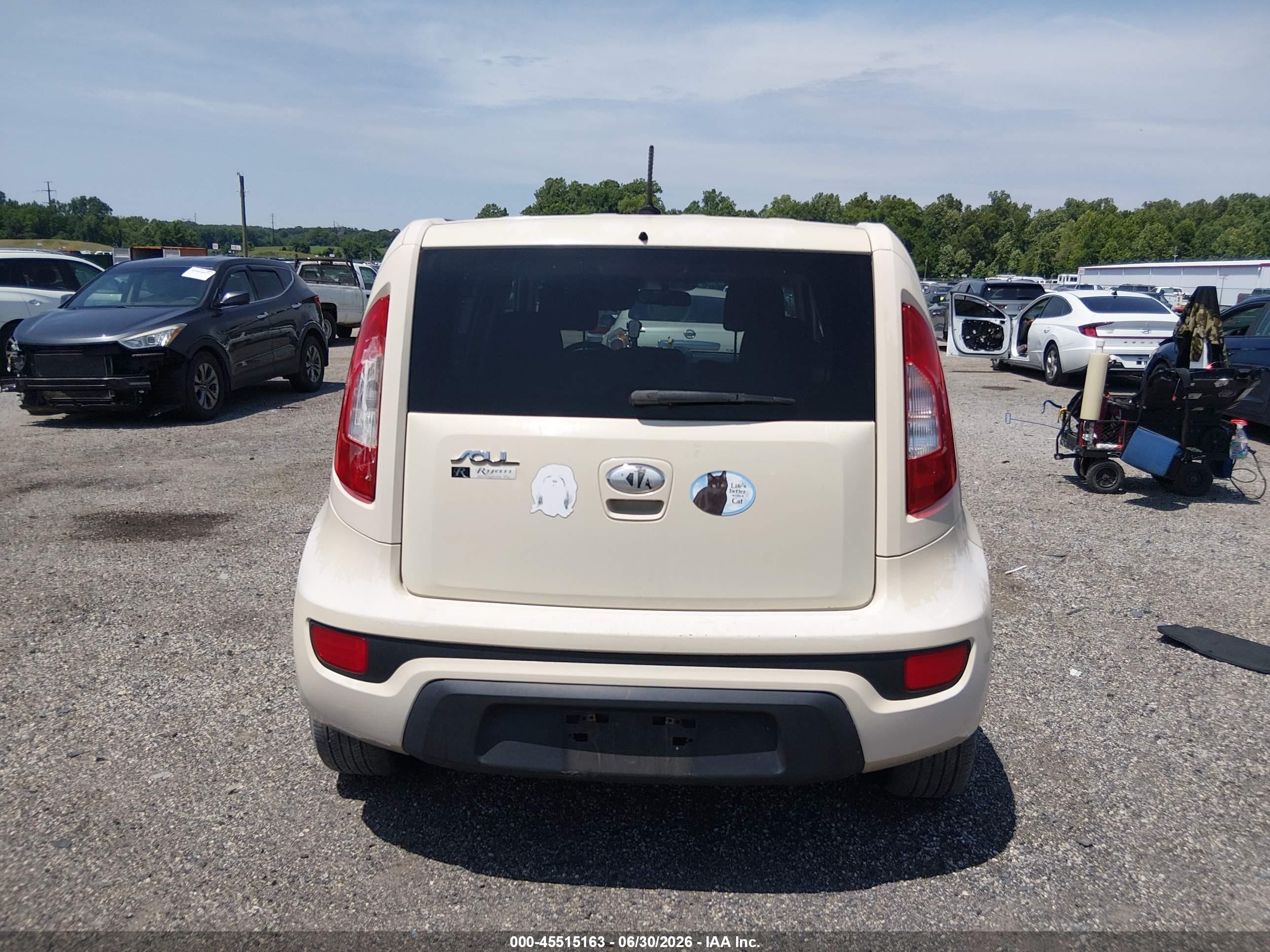 2013 Kia Soul + Cream vin: KNDJT2A68D7528604