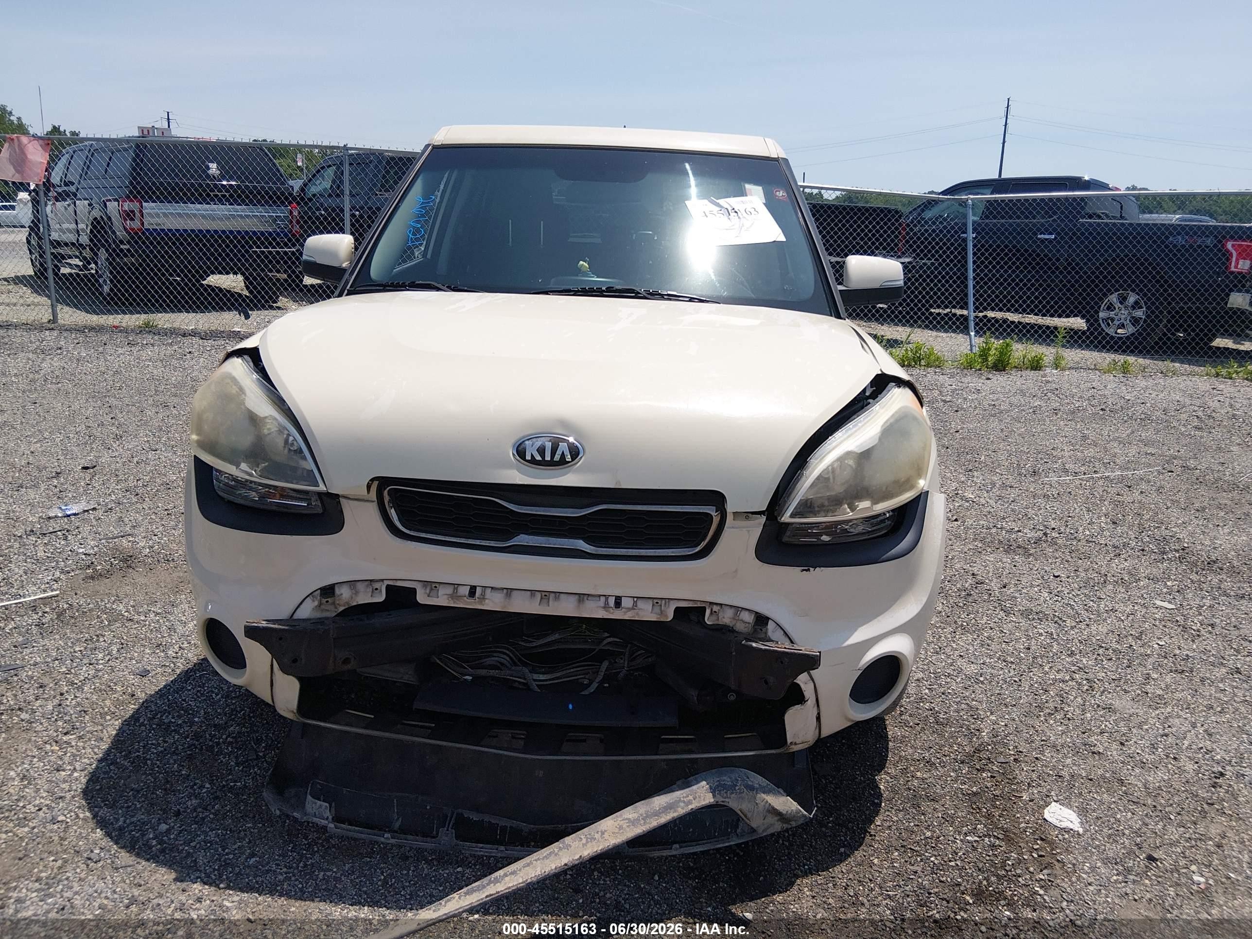 2013 Kia Soul + Cream vin: KNDJT2A68D7528604