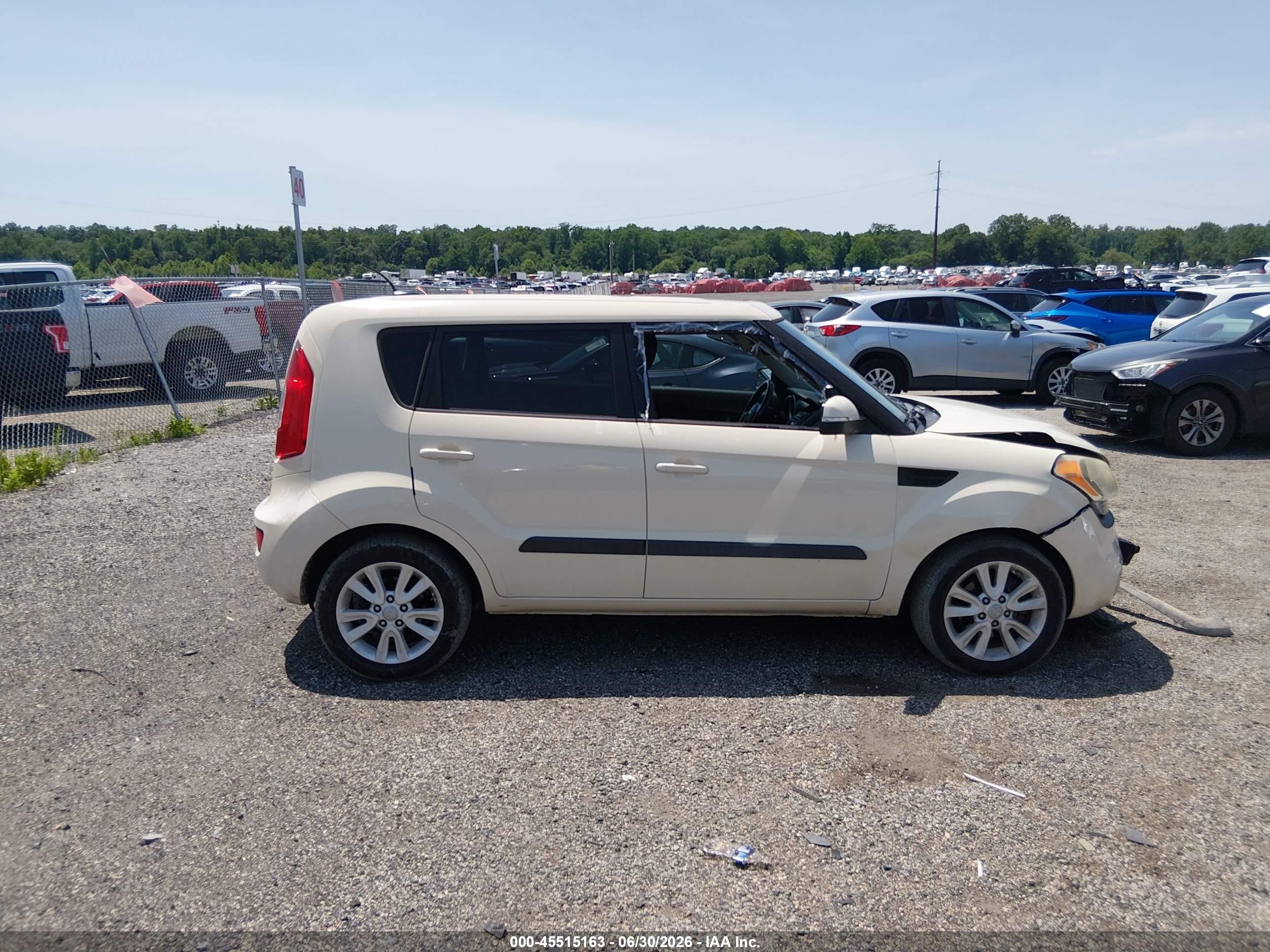 2013 Kia Soul + Cream vin: KNDJT2A68D7528604