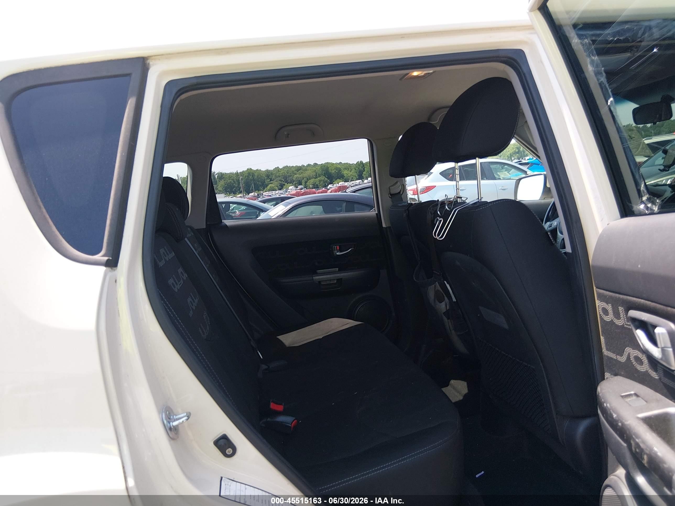 2013 Kia Soul + Cream vin: KNDJT2A68D7528604