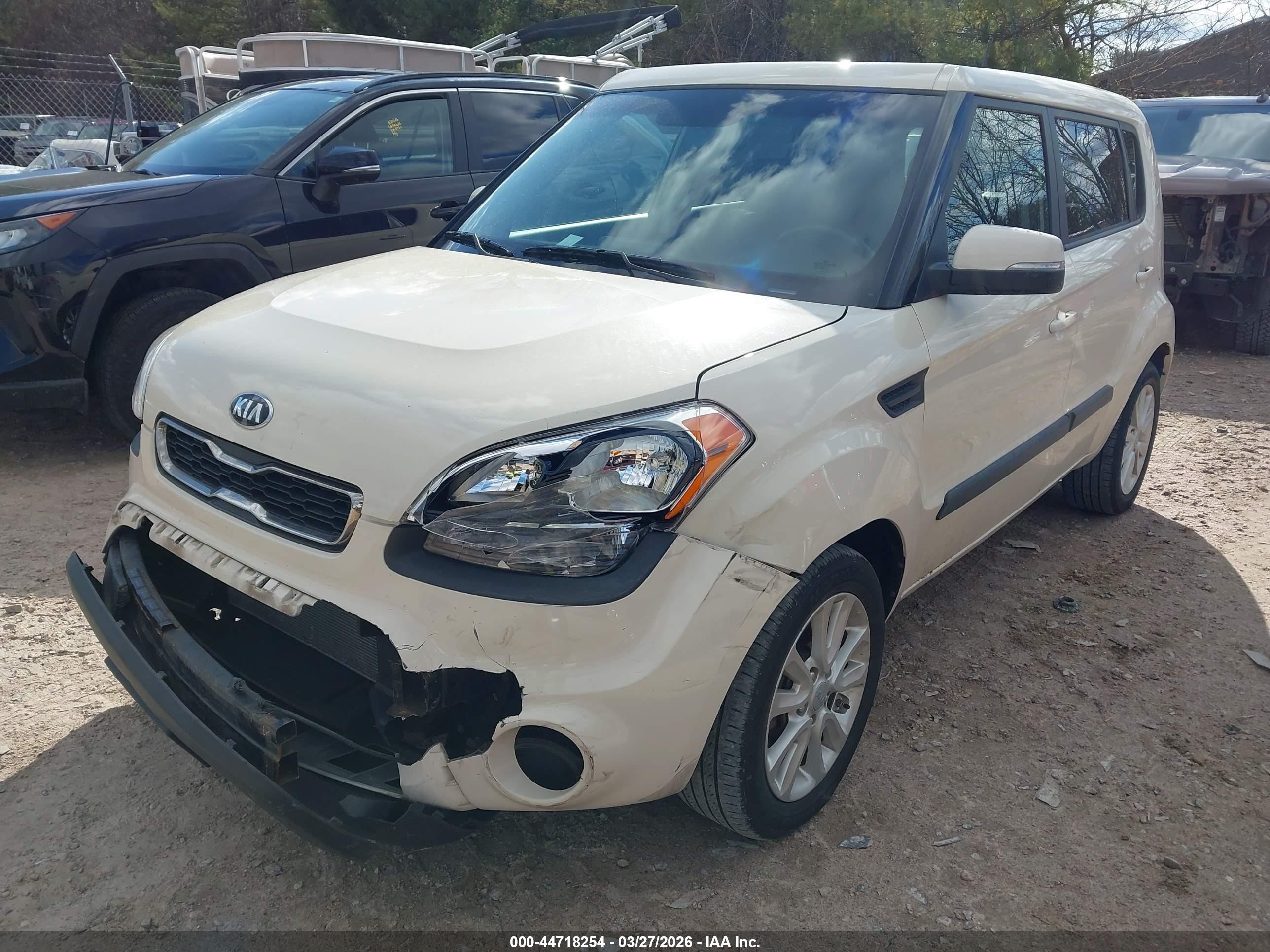 2013 Kia Soul + White vin: KNDJT2A68D7554894