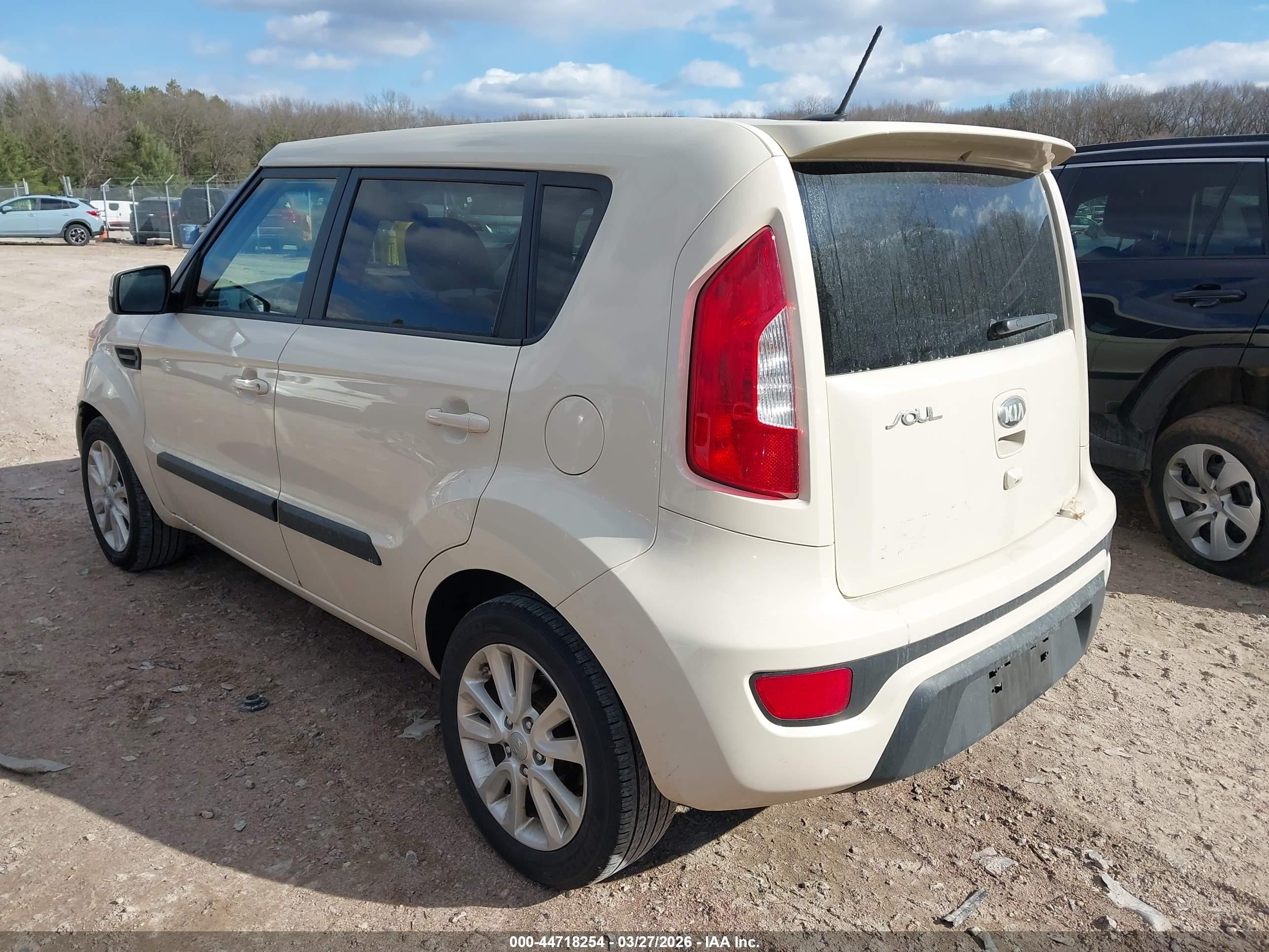 2013 Kia Soul + White vin: KNDJT2A68D7554894