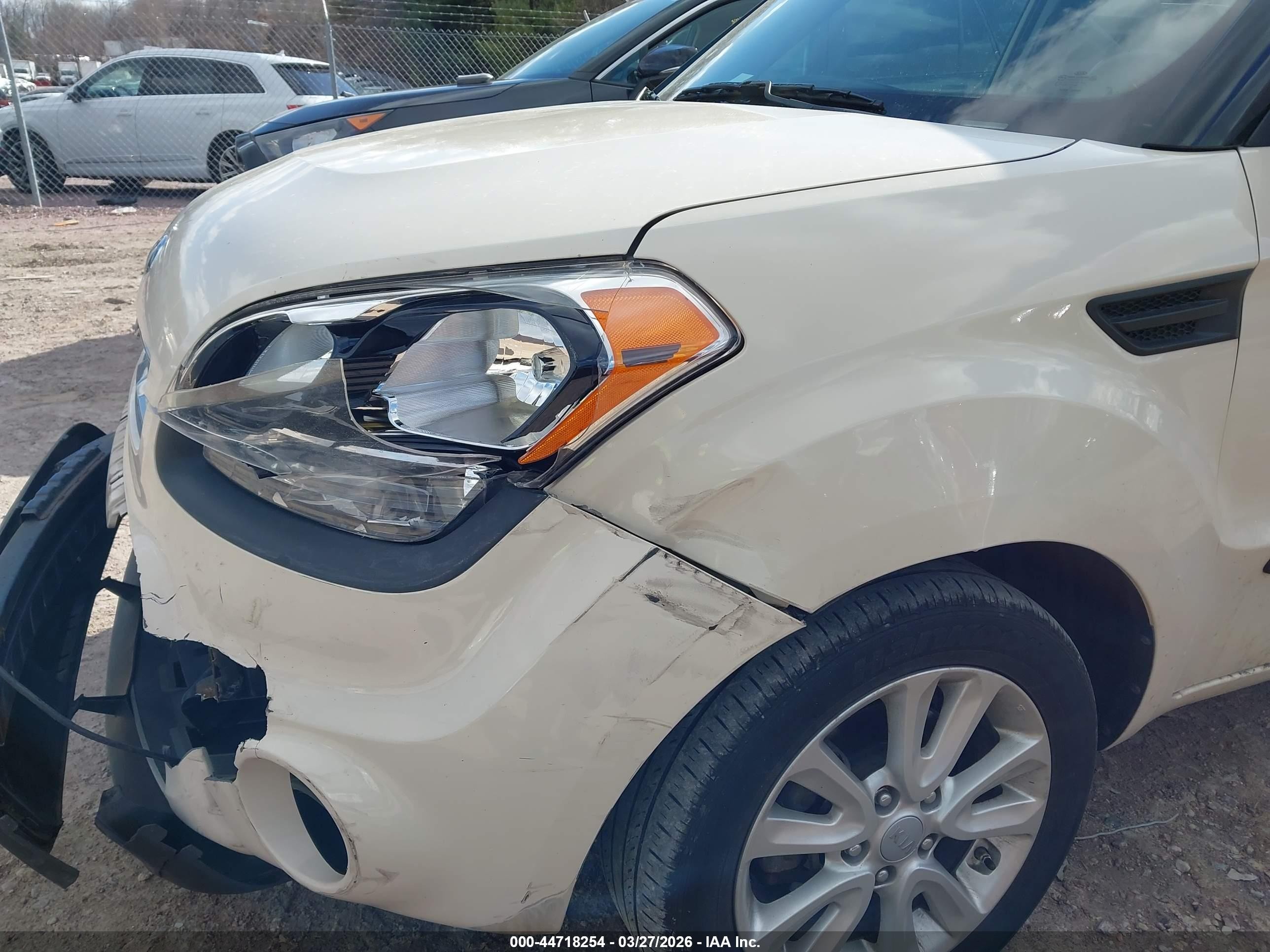 2013 Kia Soul + White vin: KNDJT2A68D7554894