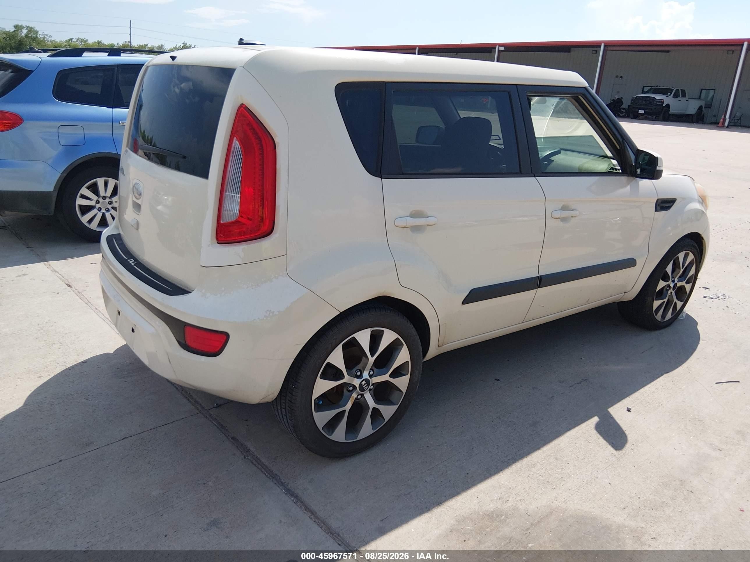 2013 Kia Soul ! White vin: KNDJT2A68D7555379