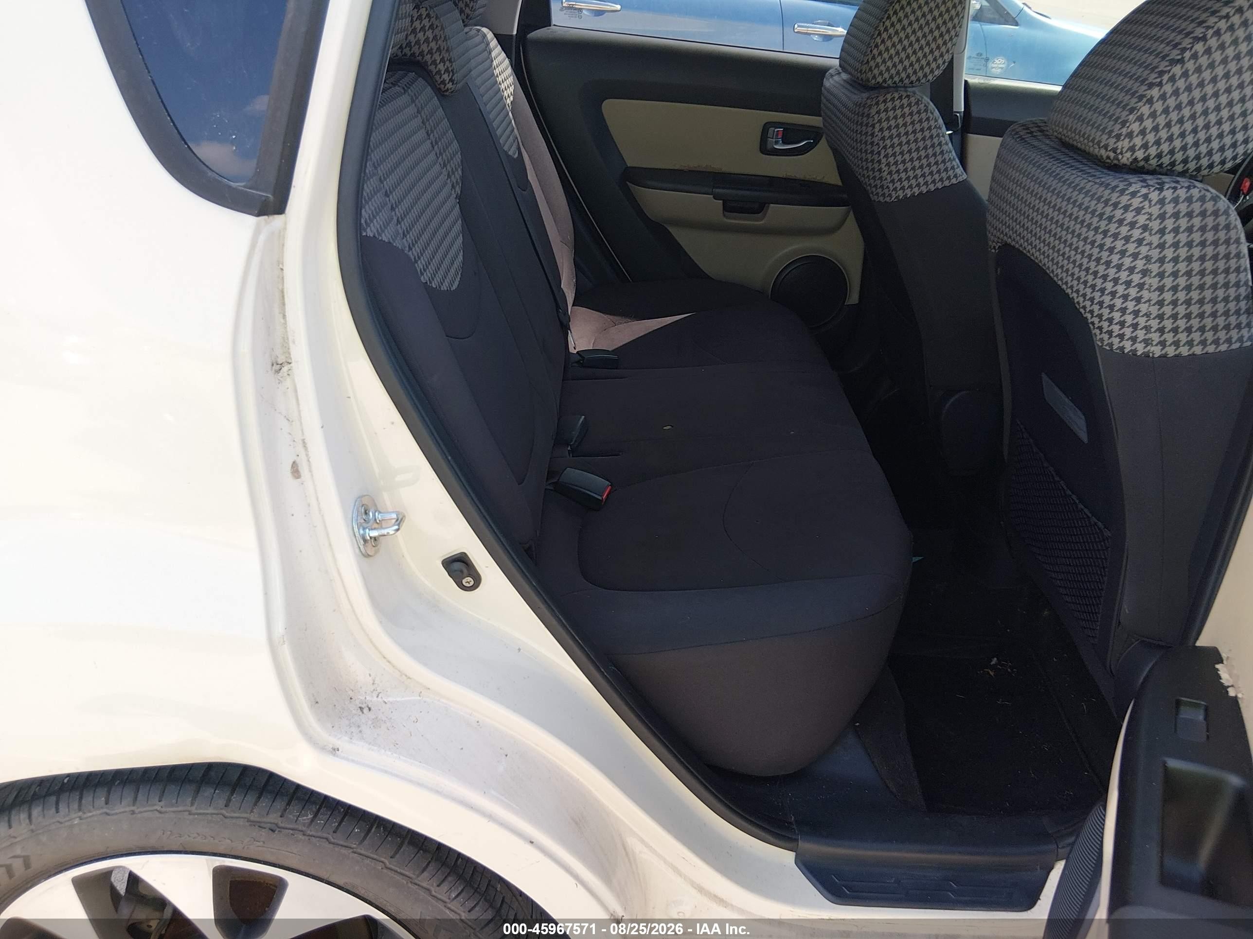 2013 Kia Soul ! White vin: KNDJT2A68D7555379