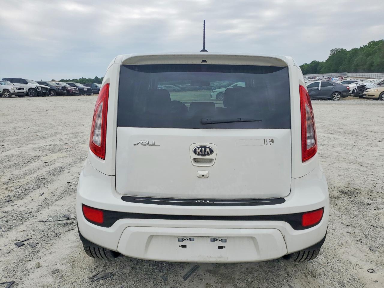 2013 Kia Soul ! White vin: KNDJT2A68D7582923
