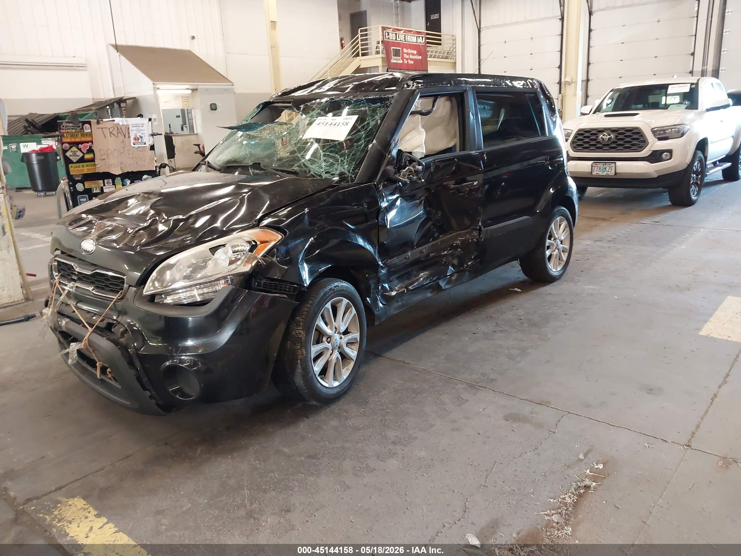 2013 Kia Soul + Black vin: KNDJT2A68D7590553