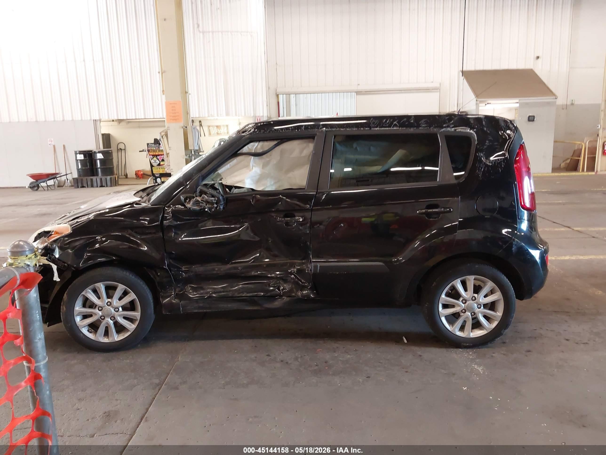 2013 Kia Soul + Black vin: KNDJT2A68D7590553