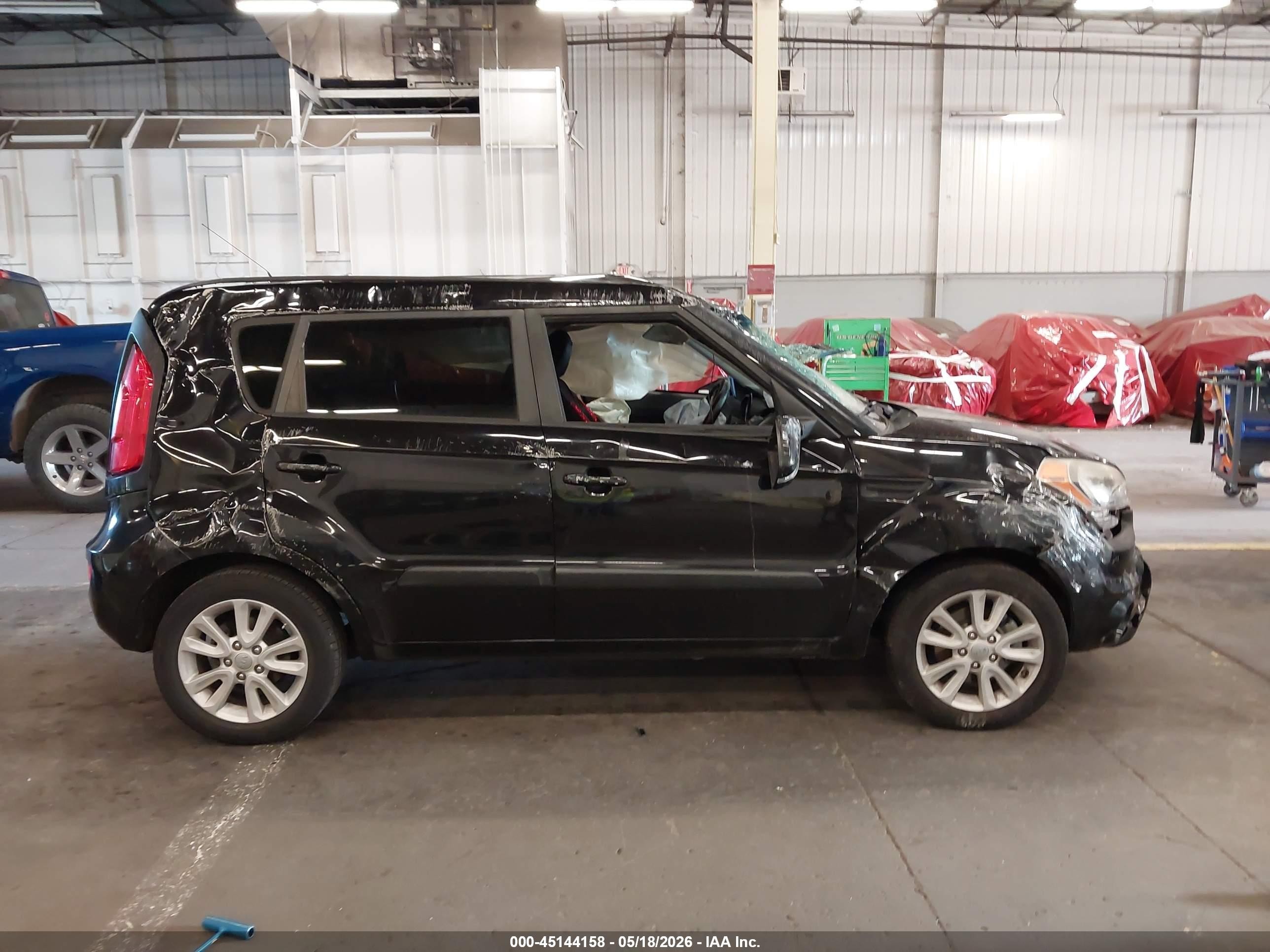 2013 Kia Soul + Black vin: KNDJT2A68D7590553
