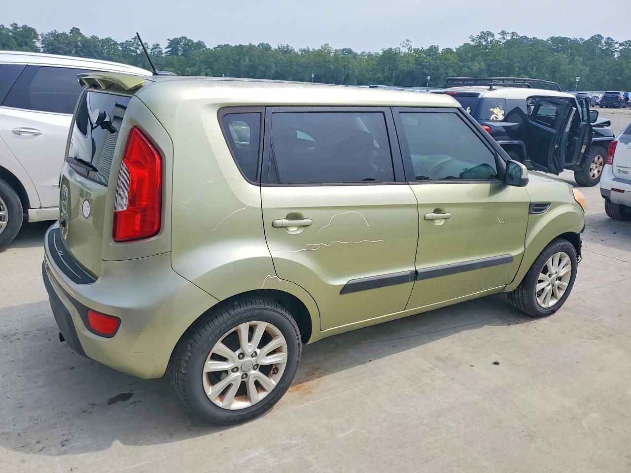 2013 Kia Soul + Green vin: KNDJT2A68D7602183