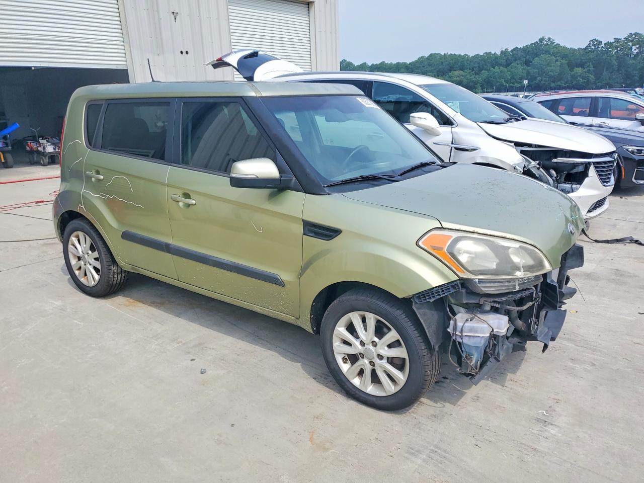 2013 Kia Soul + Green vin: KNDJT2A68D7602183