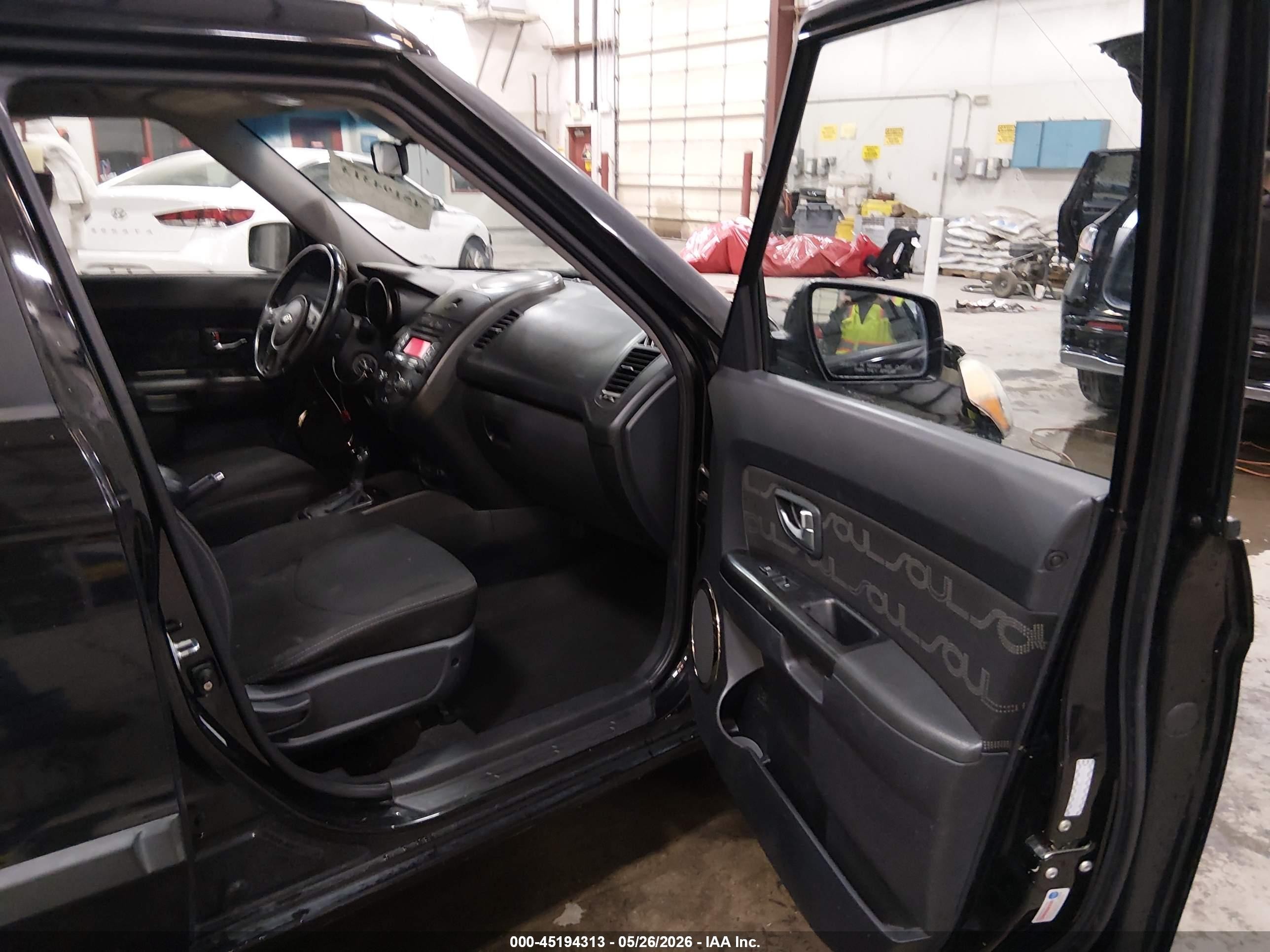 2013 Kia Soul + Black vin: KNDJT2A68D7632977