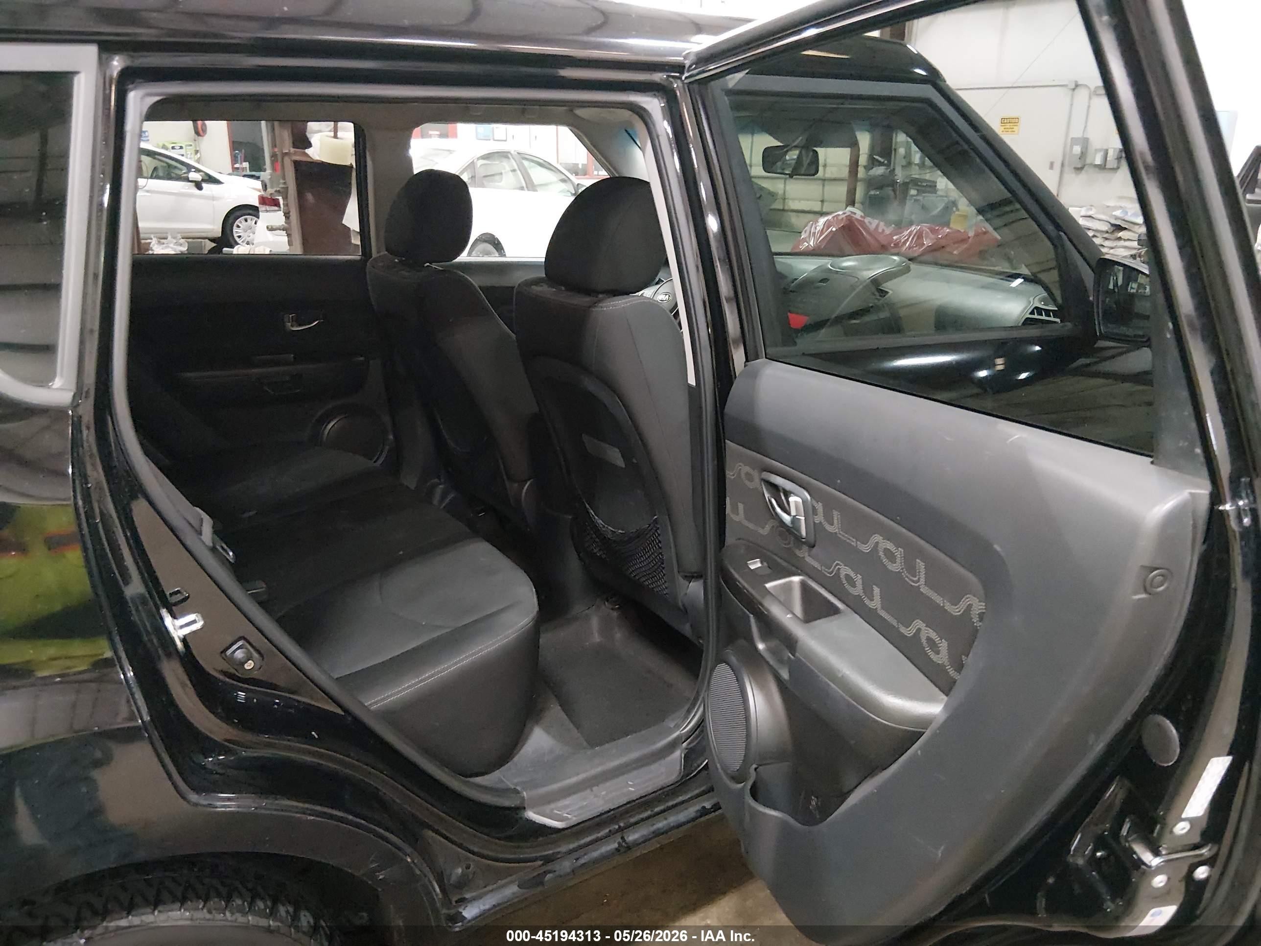 2013 Kia Soul + Black vin: KNDJT2A68D7632977