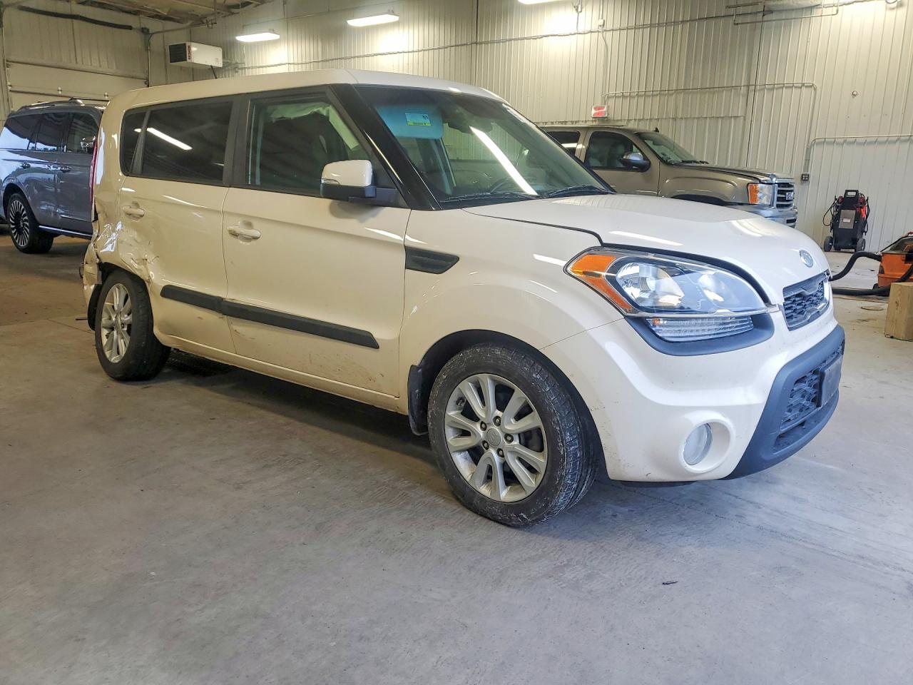 2013 Kia Soul + White vin: KNDJT2A68D7757770