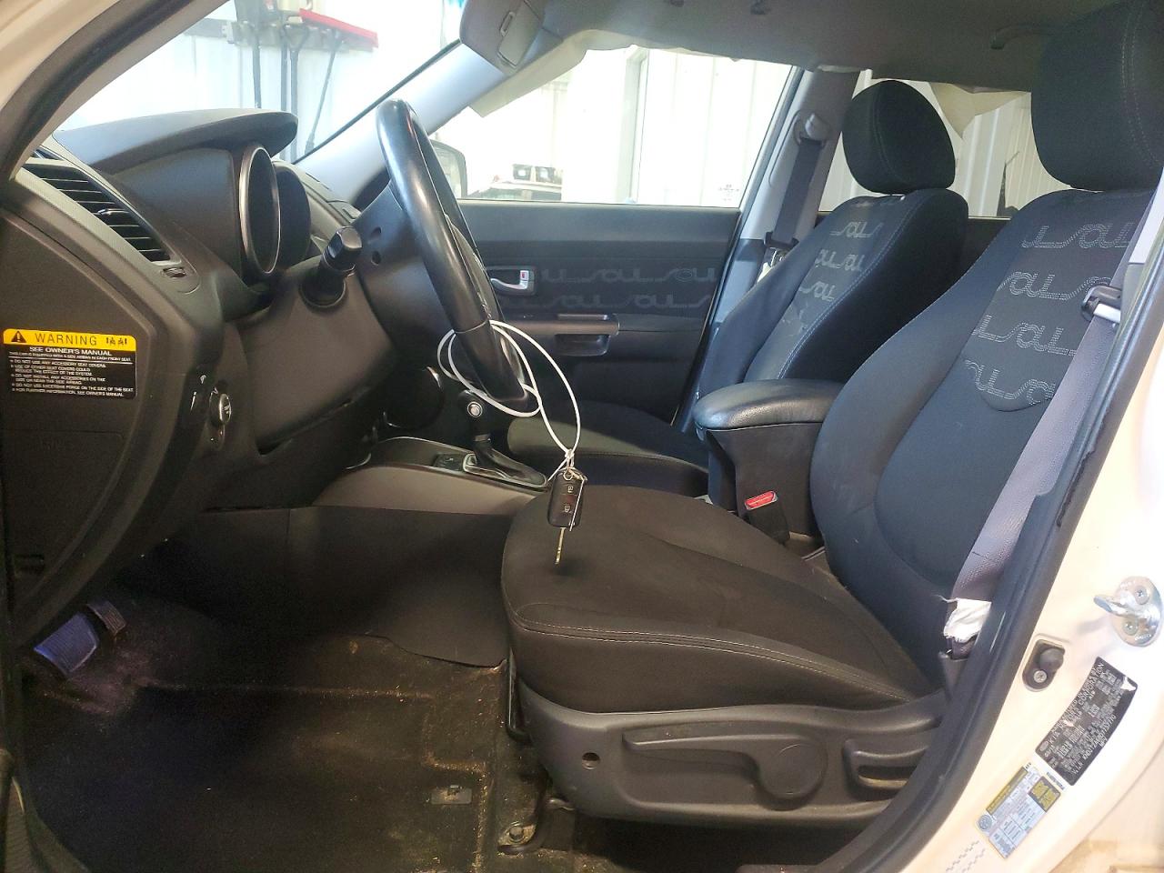 2013 Kia Soul + White vin: KNDJT2A68D7757770