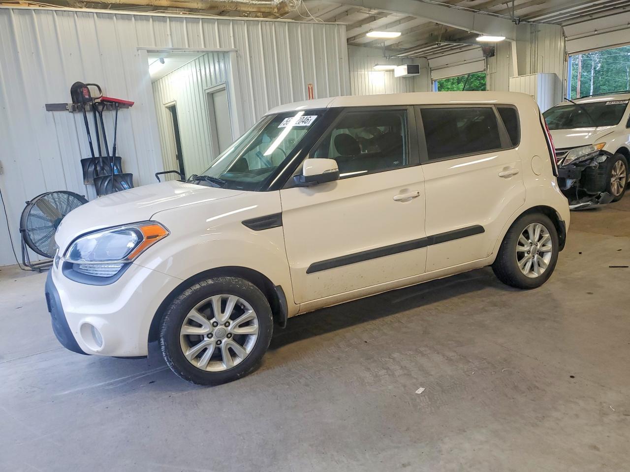 2013 Kia Soul + White vin: KNDJT2A68D7757770