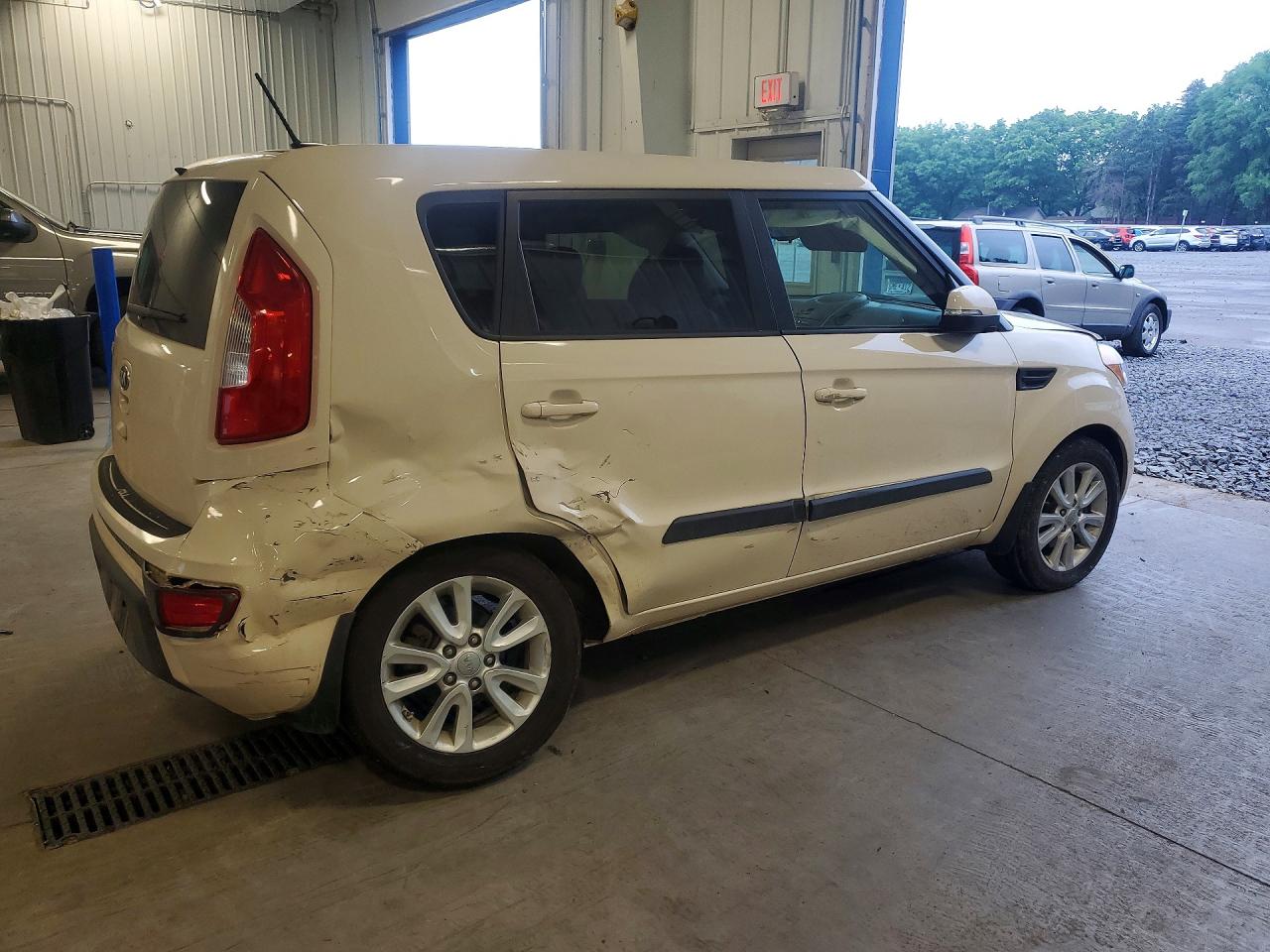 2013 Kia Soul + White vin: KNDJT2A68D7757770