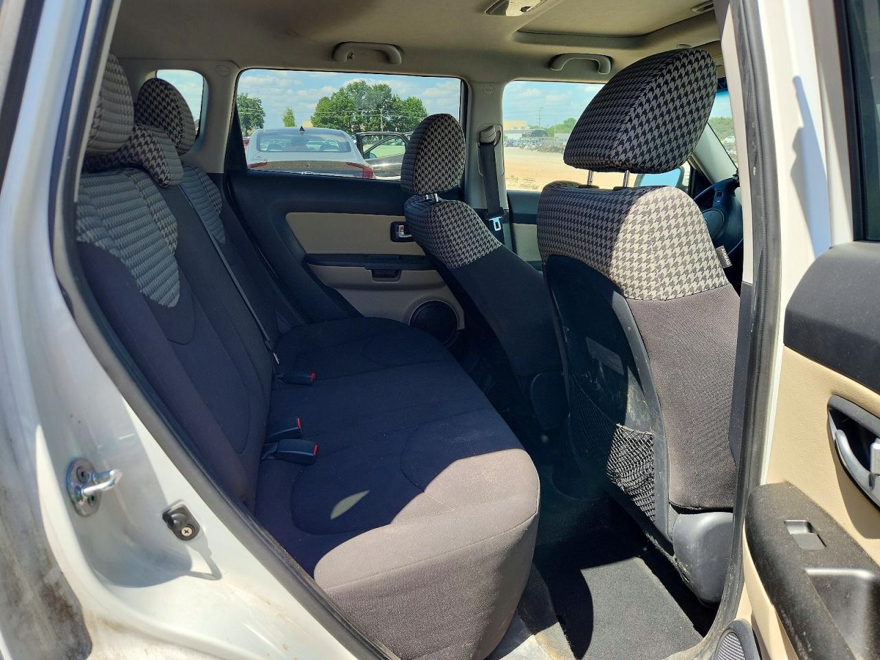 2013 Kia Soul ! White vin: KNDJT2A69D7572126