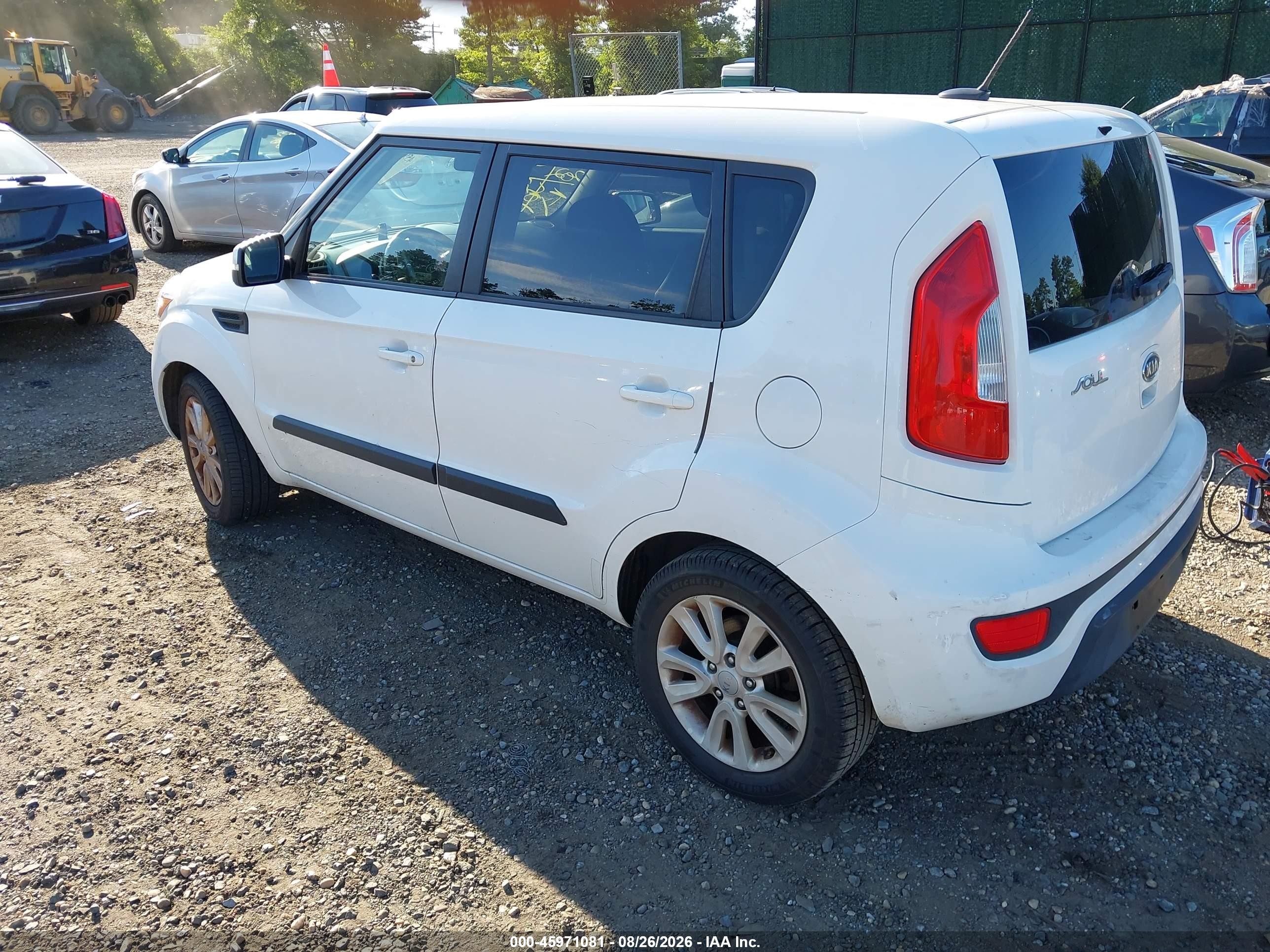 2012 Kia Soul + White vin: KNDJT2A6XC7465309