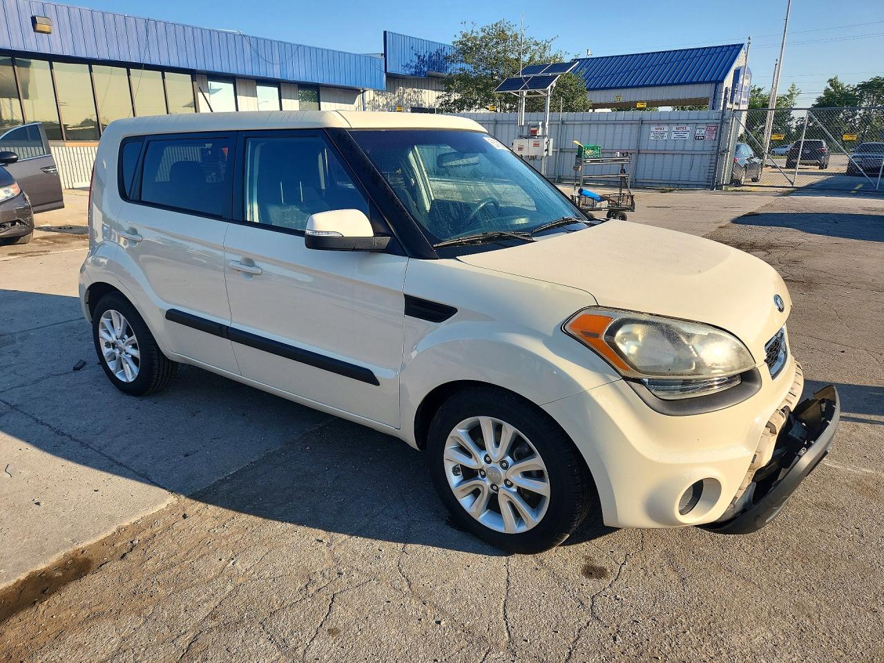 2013 Kia Soul + Cream vin: KNDJT2A6XD7512369