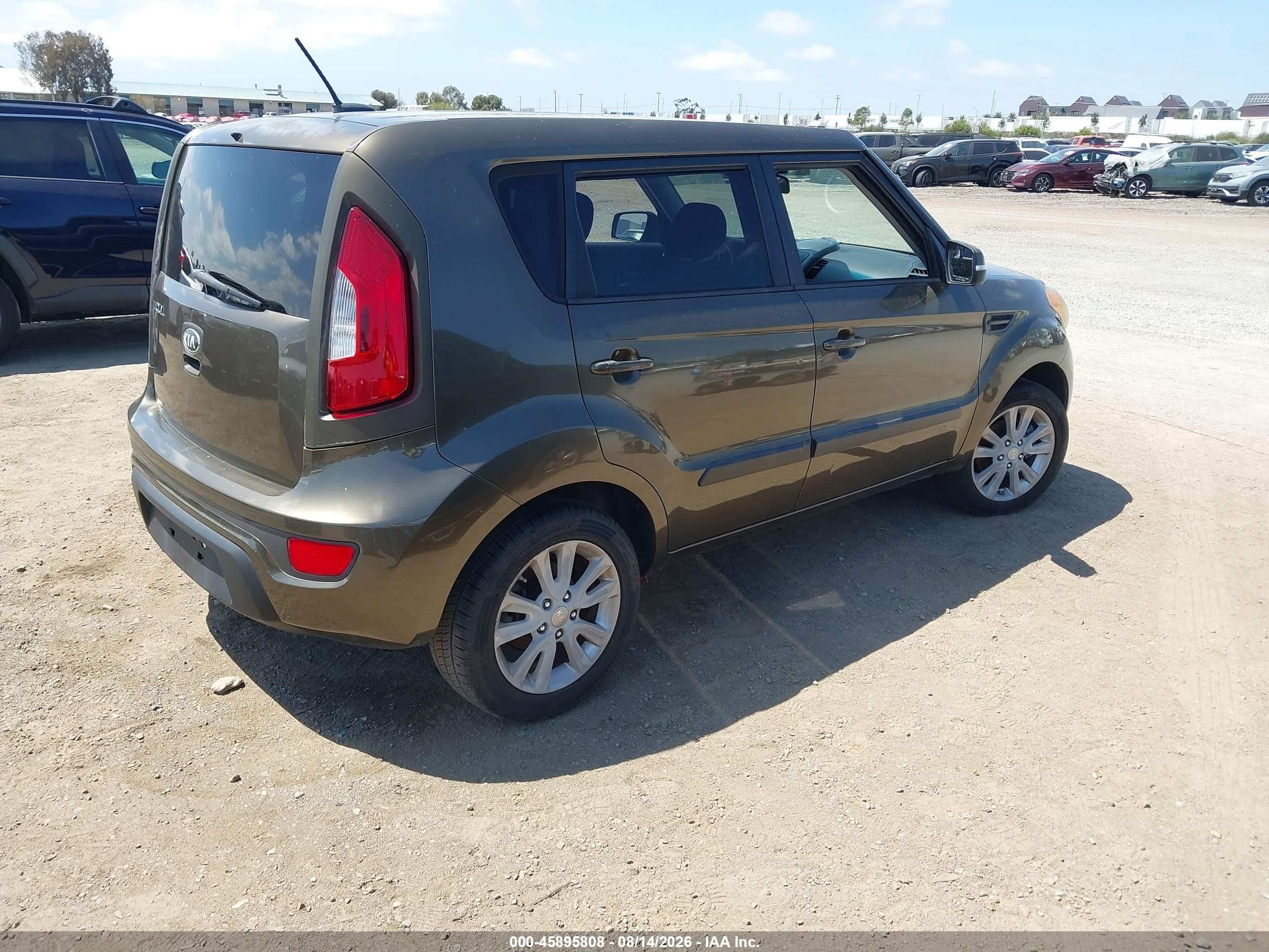 2013 Kia Soul + Green vin: KNDJT2A6XD7556565