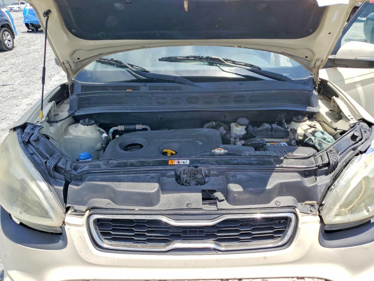 2013 Kia Soul + Cream vin: KNDJT2A6XD7567680